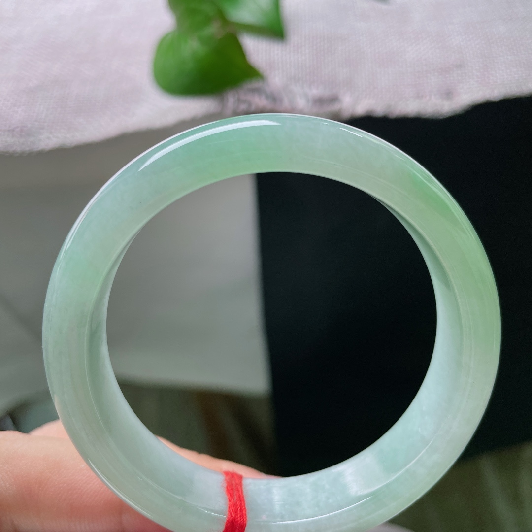 52/12.7/7.3，淡绿底正圈，无裂，色调清爽柔和，简约秀气，日常穿搭尽显少女清新元气感。ss54927a。