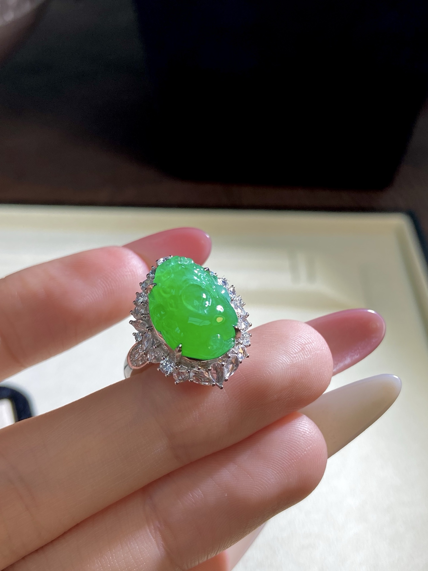 冰种阳绿三脚金蟾戒指，种水色，形体丰腴饱满，聚满了财气 福气和运气，上手贵气又时尚：21.5-16.6-13.6，裸石：14.8-11.7-5.6mm，无裂
