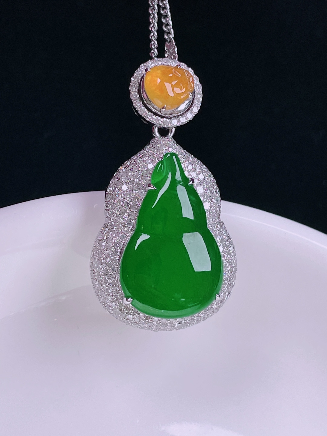 ️辣绿葫芦，老种起光，细底通透，尺寸：31/17.6/9.6裸石18.7/12.3/3mm0712