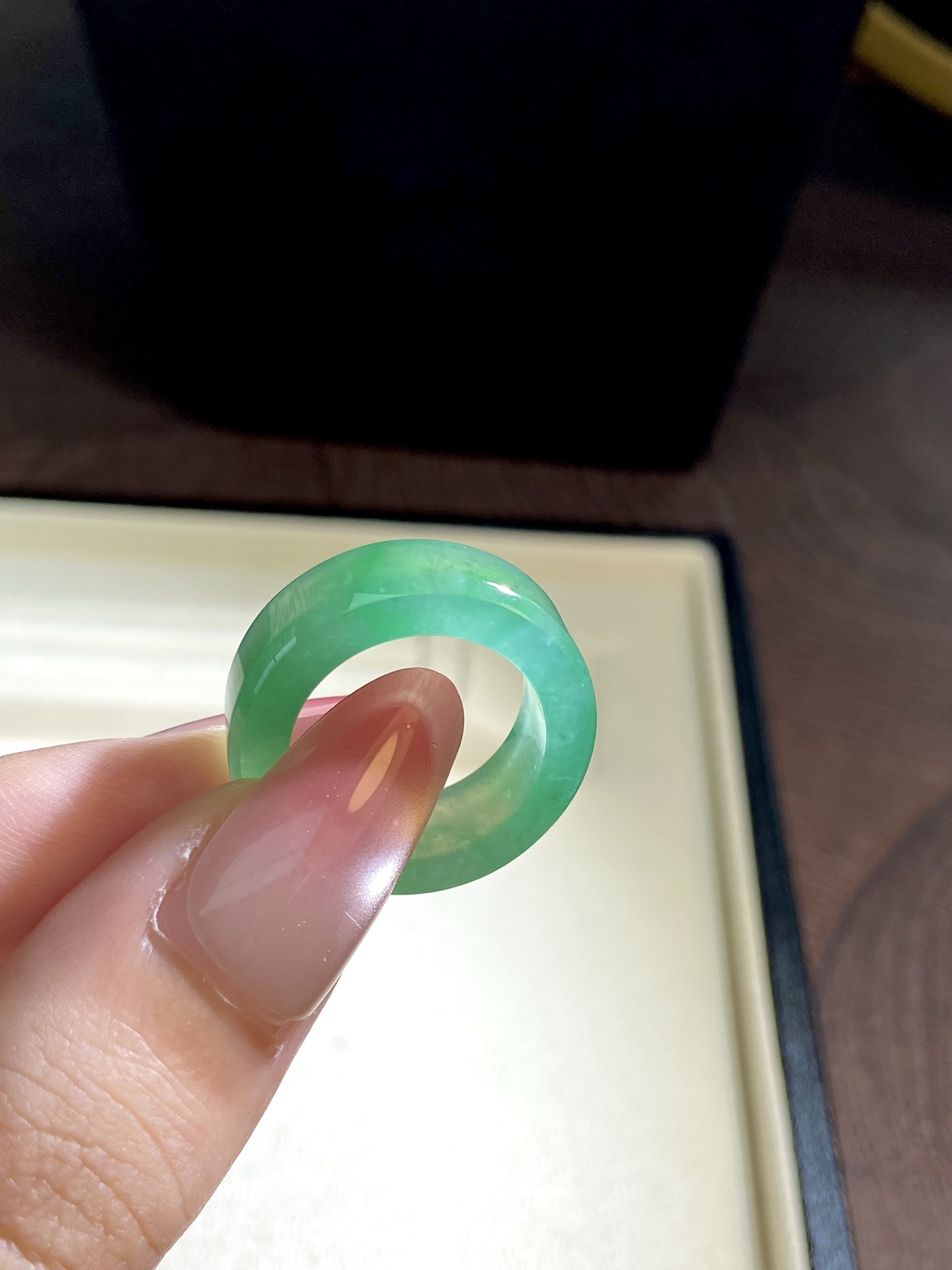 冰种木纳绿指圈，清甜诱人 显贵又腔调，越戴越爱，圈口：13.5，裸石：7.5-3.7mm