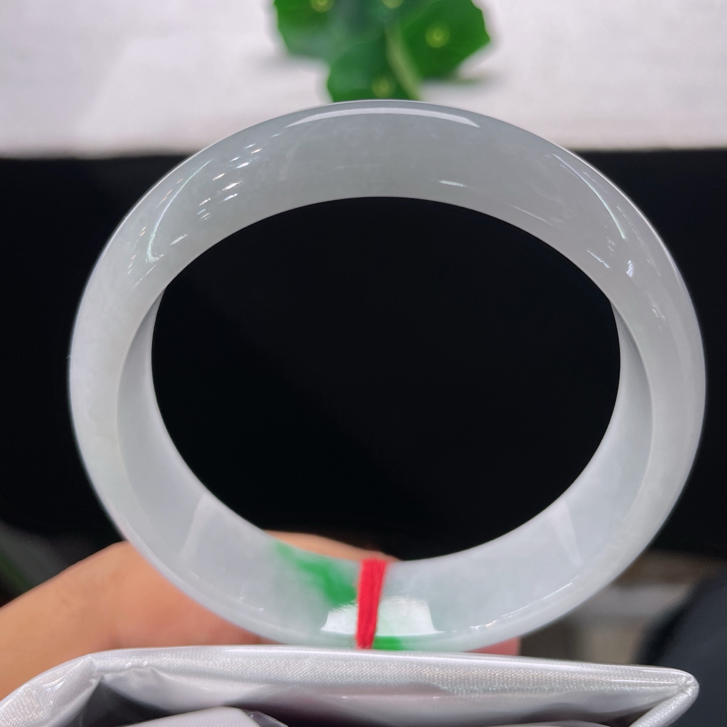 圈口59/14.3/7.5，白底辣阳绿正圈，59/60可戴，腕间一点春绿，寄愿余生，无裂