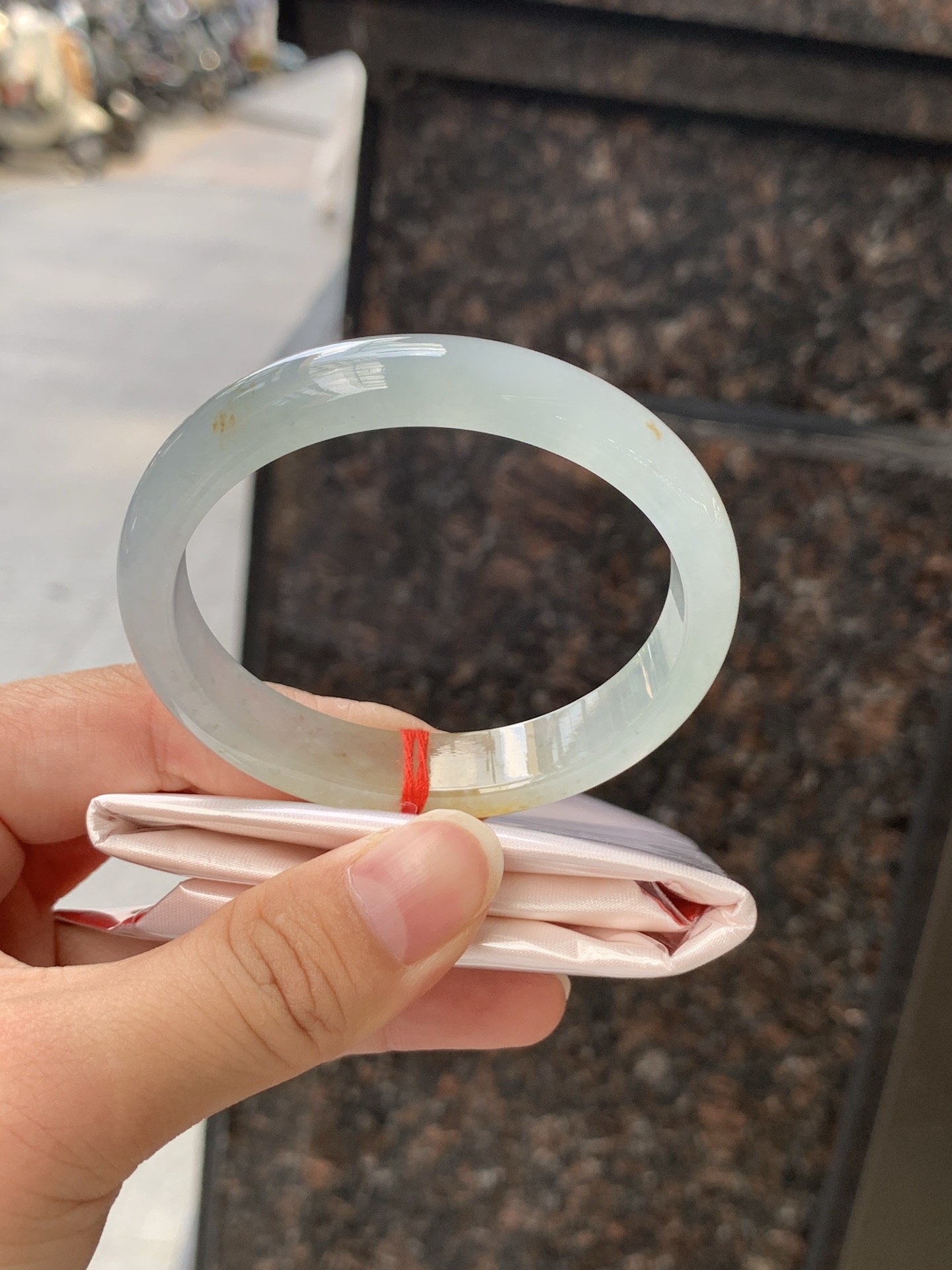 冰黄翡贵妃 打灯冰晶，底妆冰透有光感，果冻底，像刚切开的百香果果肉，清润透亮，水头十足显白不挑皮
