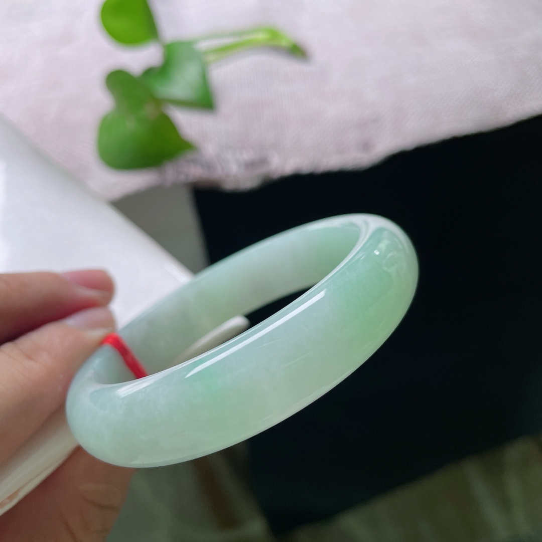 52/12.7/7.3，淡绿底正圈，无裂，色调清爽柔和，简约秀气，日常穿搭尽显少女清新元气感。ss54927a。