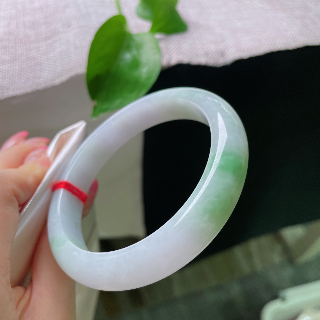 60.7/12.4/8.9，春彩正圈，淡紫底晕染两段清新翠色，玉质温润柔和，日常百搭衬肤，无裂，ss54793a