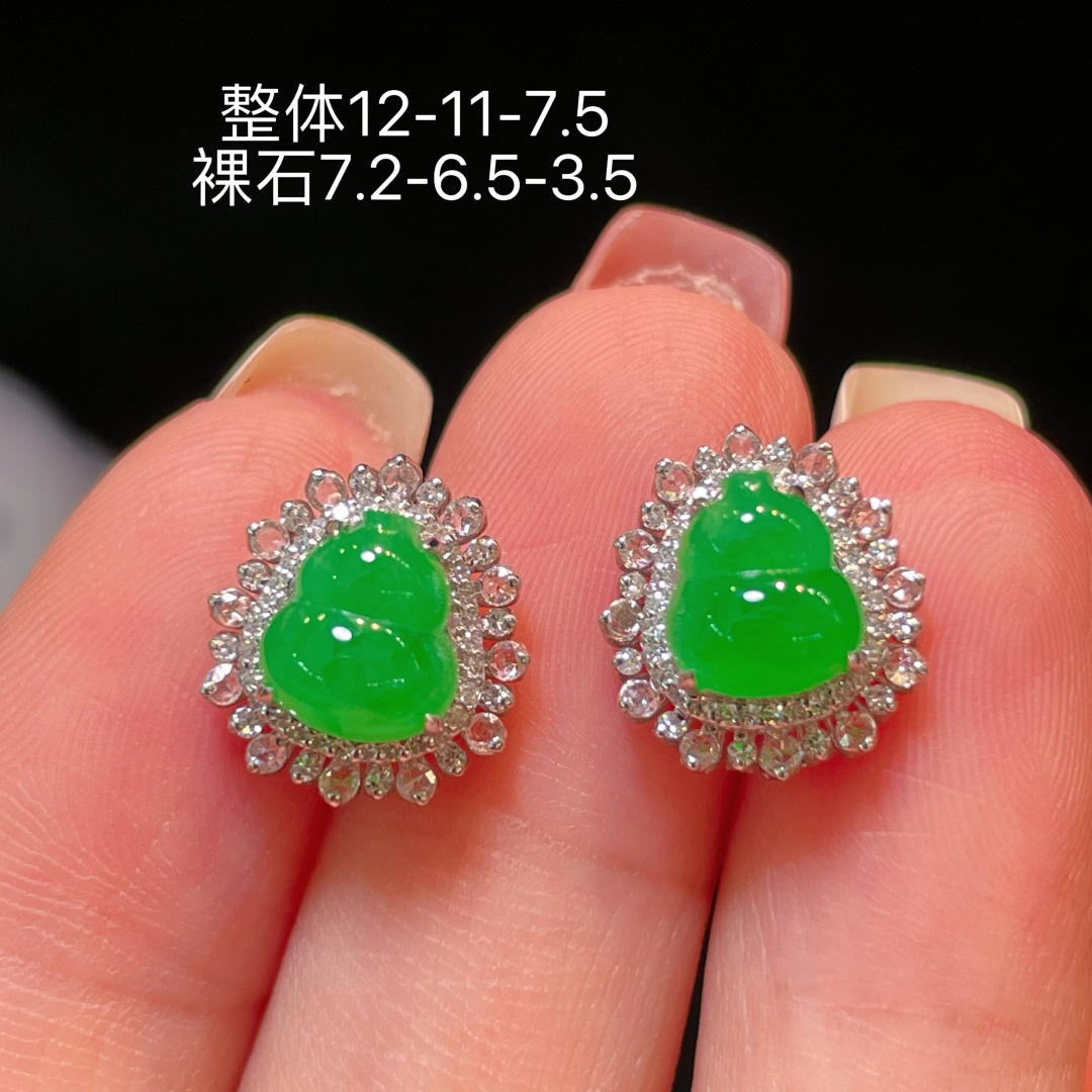 ️翡翠A货 葫芦耳环 耳钉 阳绿满色，料子冰润细腻，种老起光，18k金镶真钻，上身佩戴效果很好 