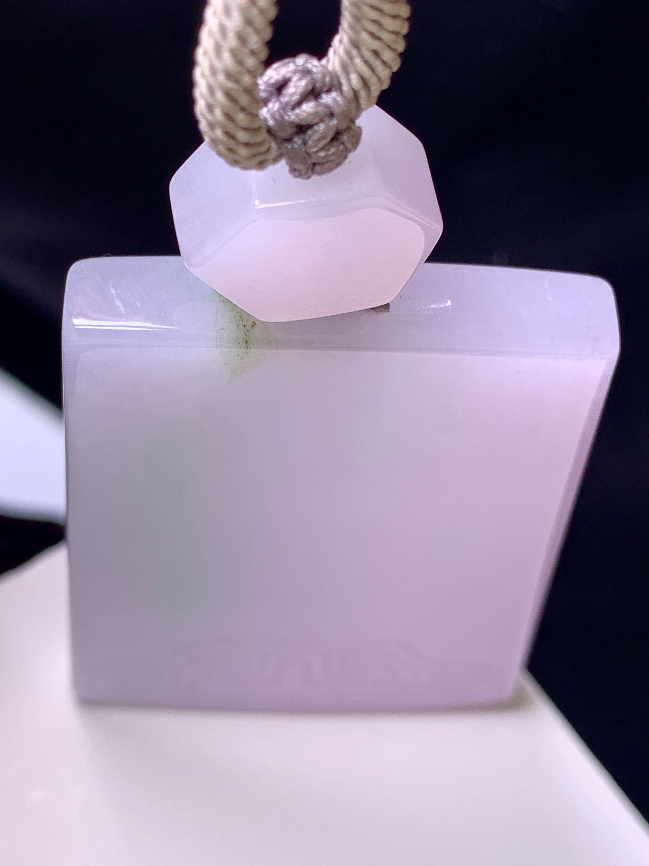 淡春彩无事牌吊坠 玉质细腻 色泽艳丽清新 整体尺寸52.5*37.3*7.5 a5