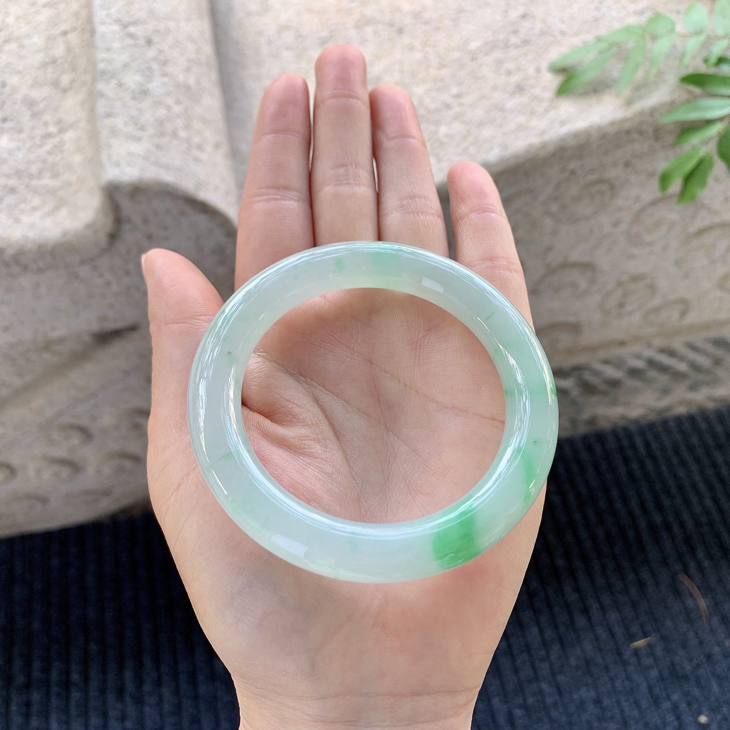 圆条53 54【圈口】54/9.5/10.4【编码】A1070929【描述】冰糯飘绿，水润，种老，细腻，打灯有絮线