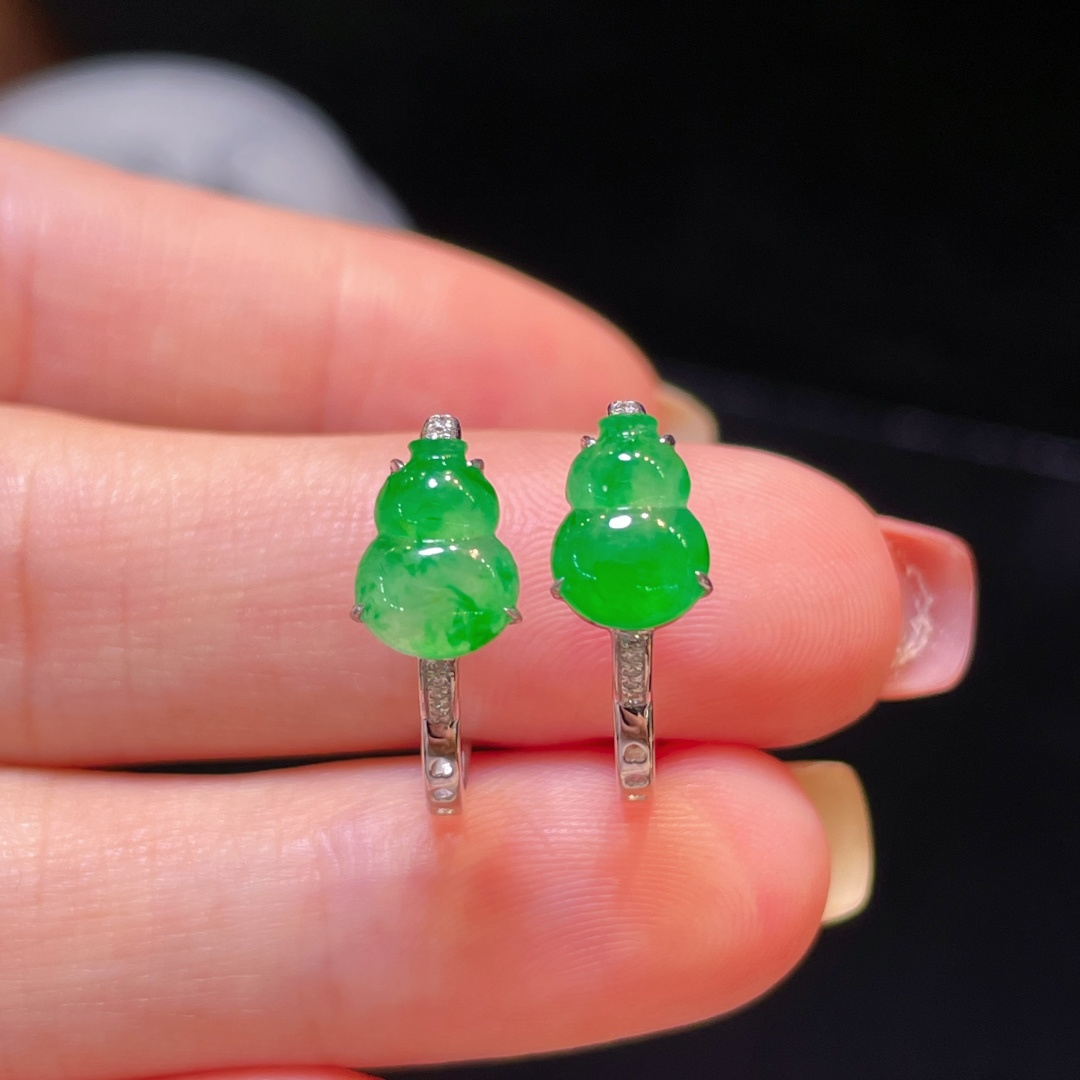 ️翡翠A货 葫芦耳环 耳包 阳绿满色，料子冰润细腻，种老起光，18k金镶真钻，上身佩戴效果很好 尺寸如图，8.3-6.3-3.6