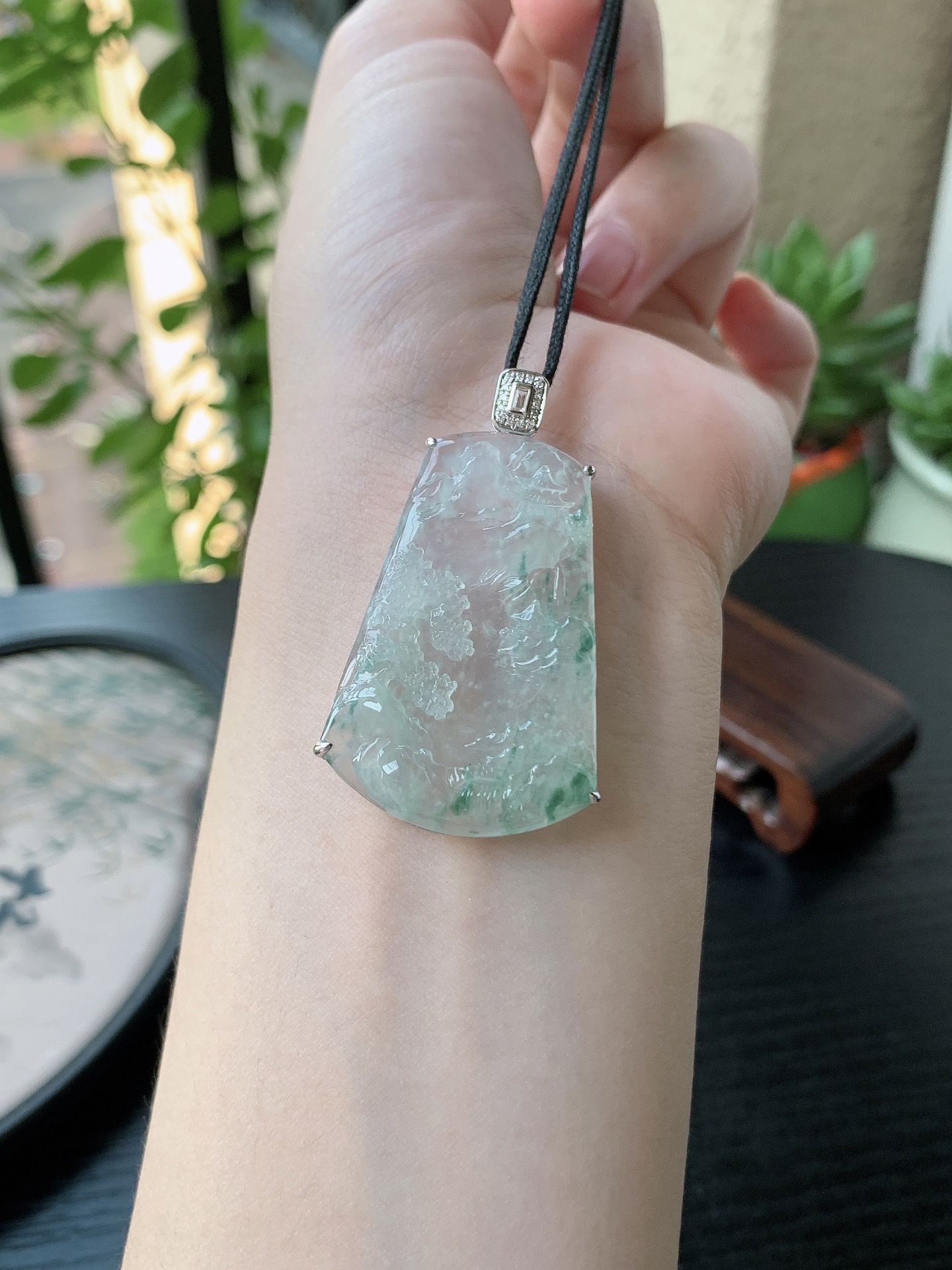 18k金镶嵌老坑冰种胶感飘花山水牌吊坠 裸石尺寸:41-28.8-3.8mm