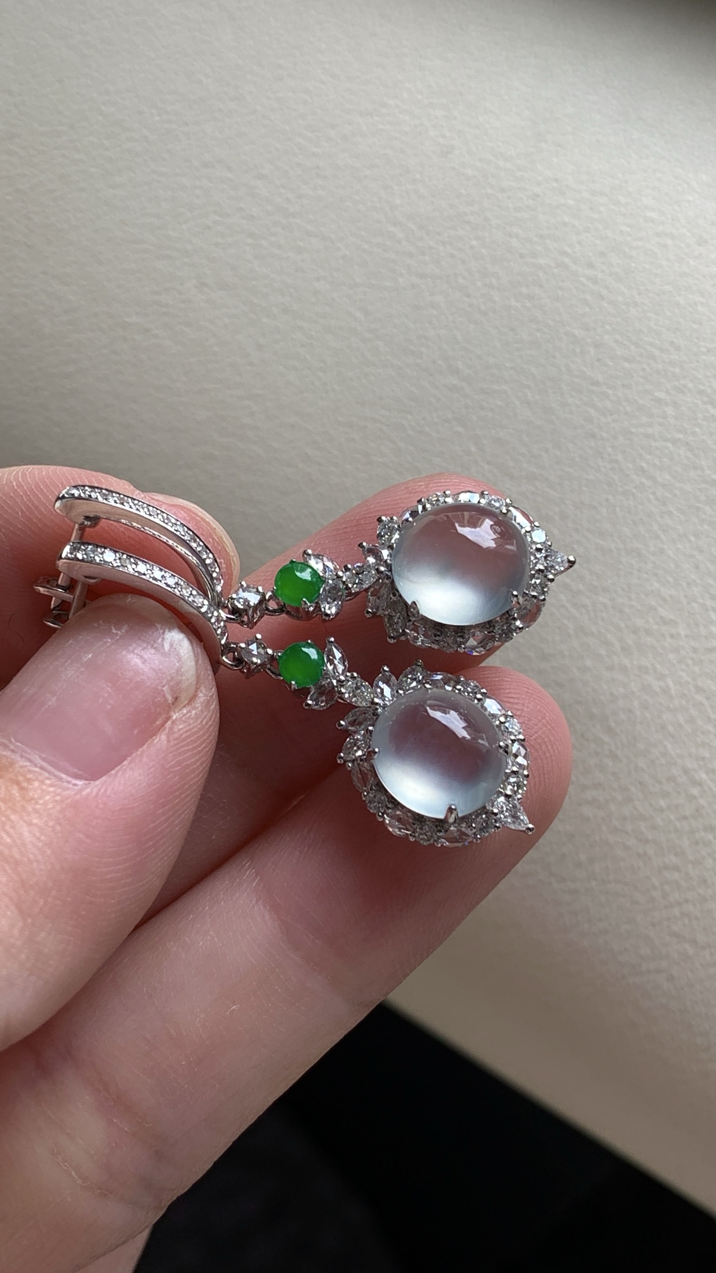 ️【18k金镶嵌蛋面耳坠一对】冰润水透，种老细腻起荧尺寸：成品：32.6*10.3*6.4，裸石：