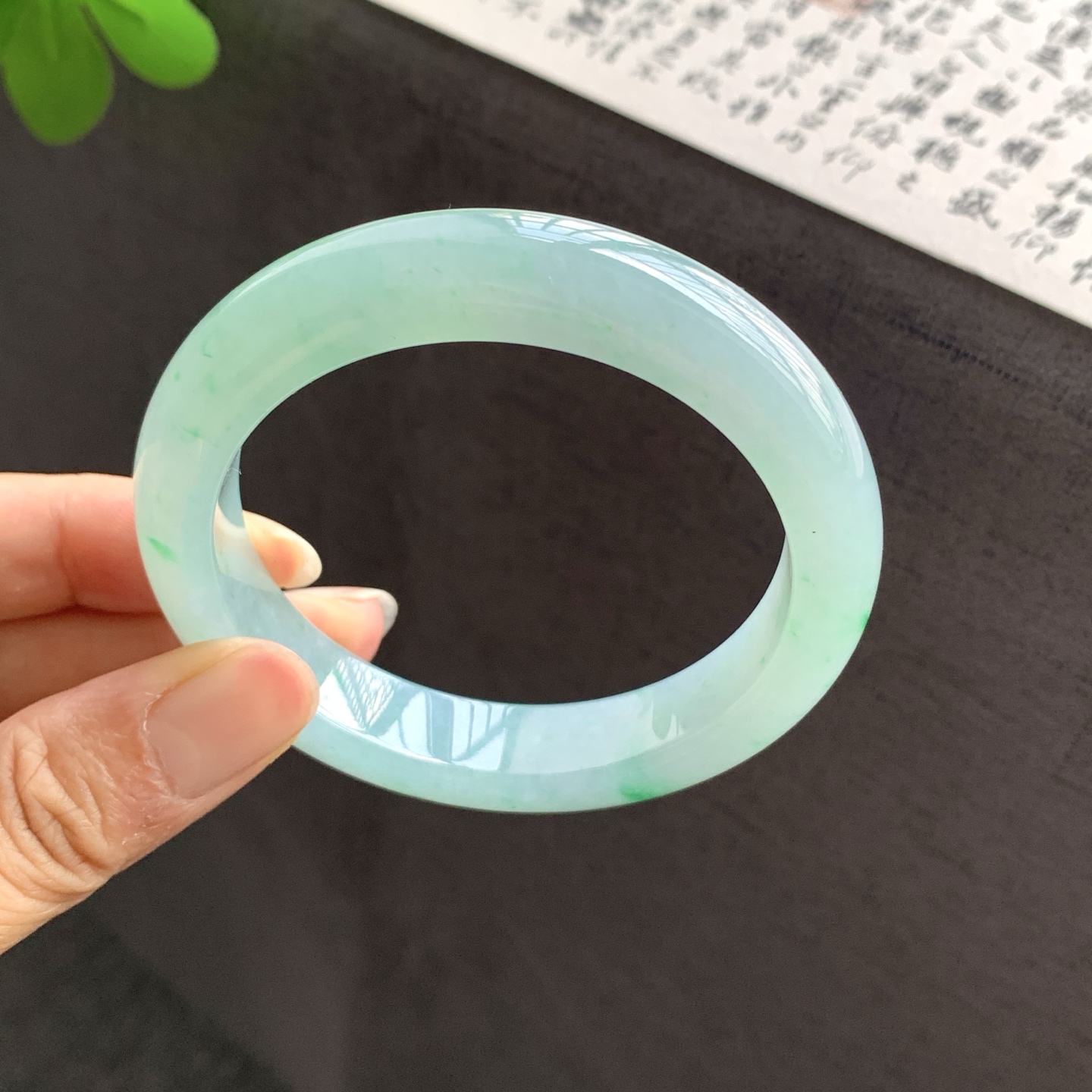 071202JJ 底色飘绿正圈翡翠手镯 56.5-12.4-9.5