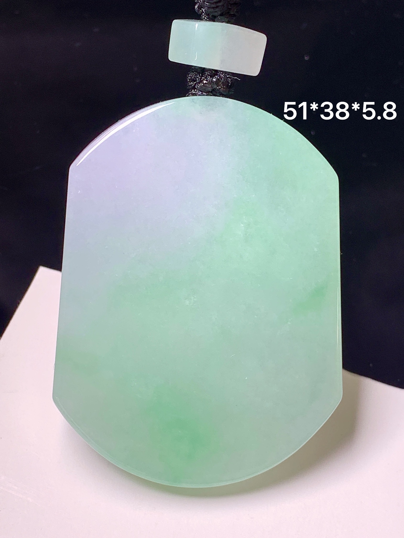 飘绿无事牌吊坠 玉质细腻 色泽艳丽清新 整体尺寸51*38*5.8 a5
