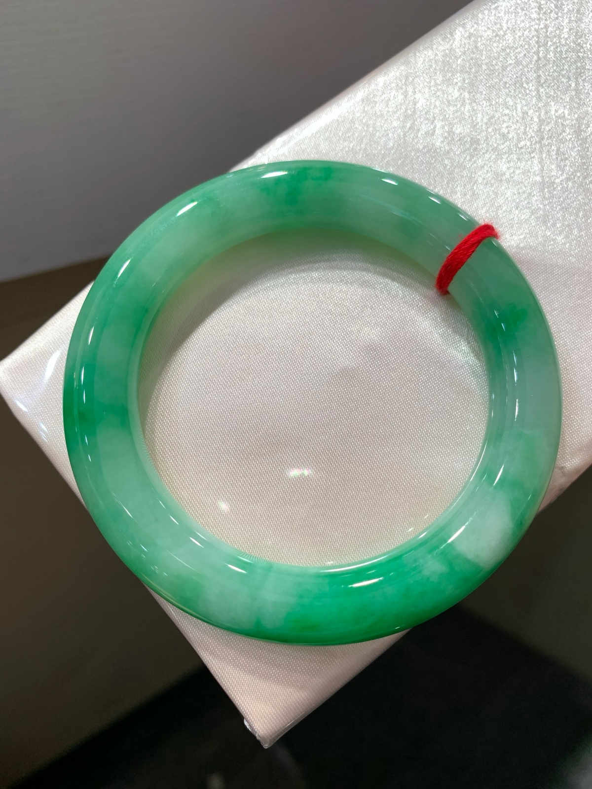 尺寸55.1/10.7/11.1，带色圆条手镯
水润细腻 色好 上手好看