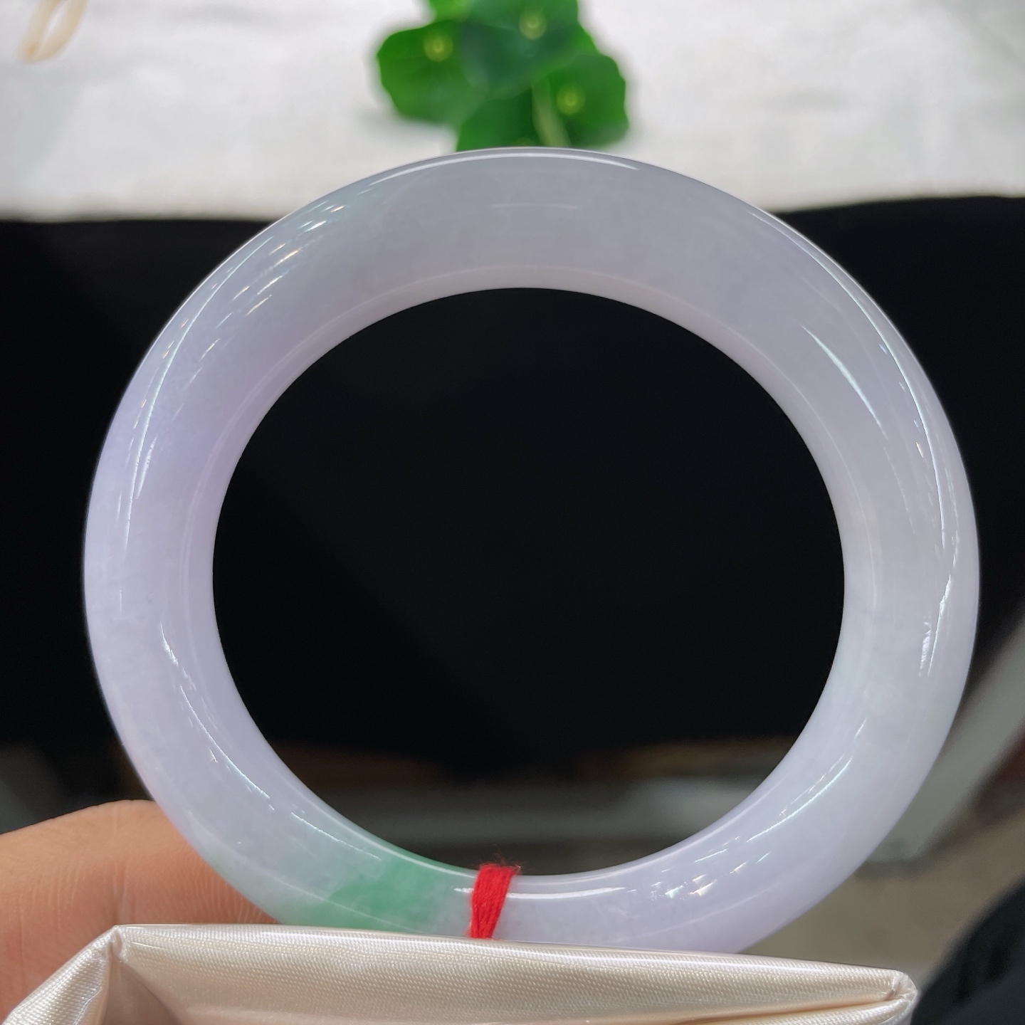 圈口57/11.2，冰糯春带彩圆条，58/59可戴，烟紫凝清玉，翠色落镯间，无裂