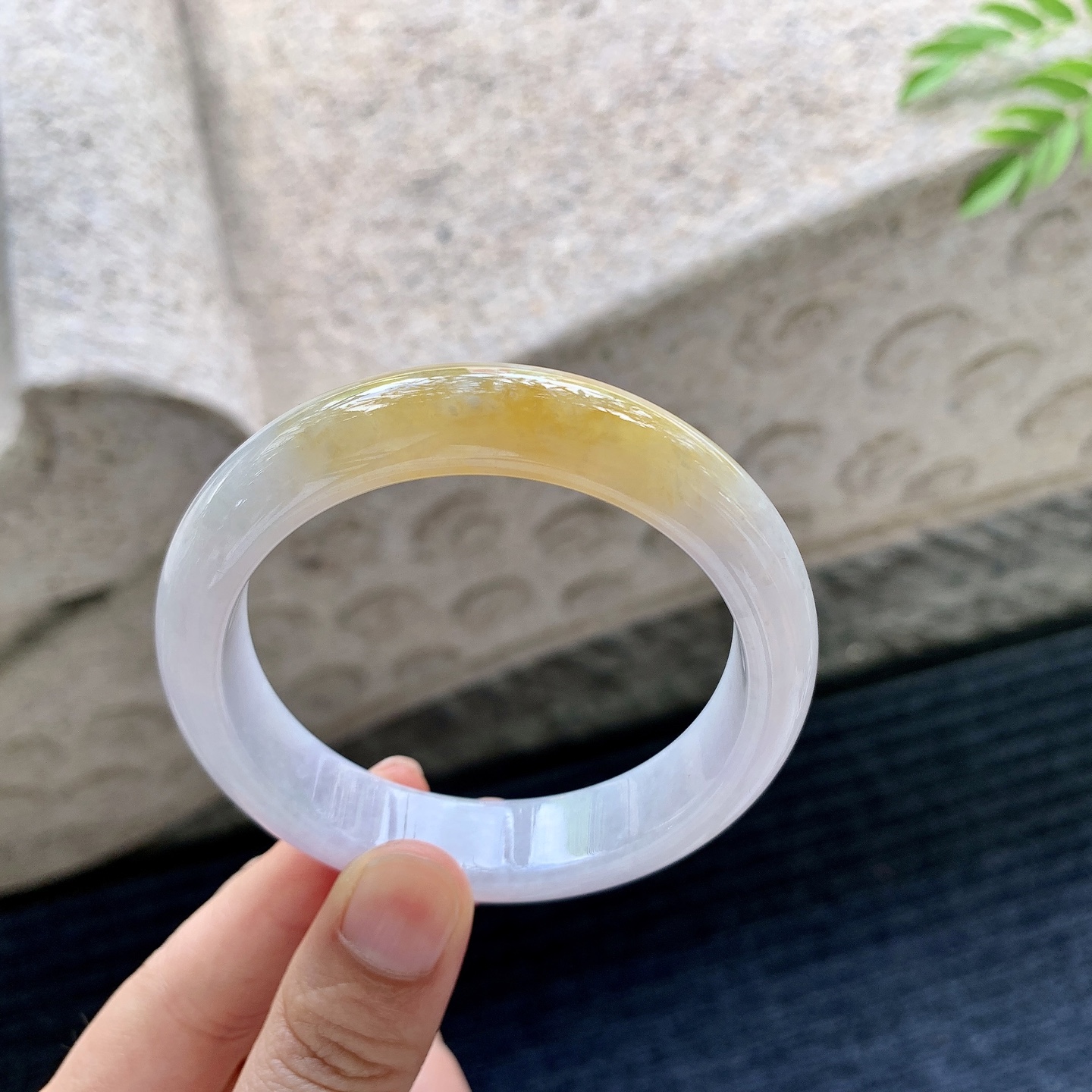 正圈53 54【圈口】54.8/13.2/8.2【编码】Y011-1【描述】飘黄翡，水润，种老，细腻，无裂