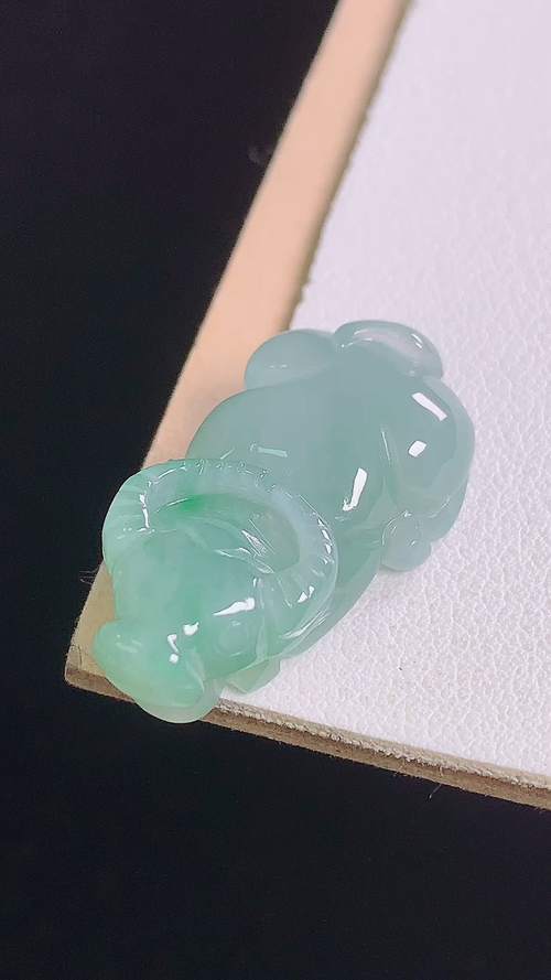 冰飘绿牛，无裂，尺寸:28.9-15.6-8.5mm