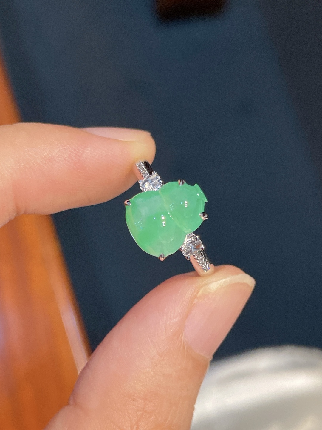 ️阳绿葫芦戒指 无裂，18k金镶嵌，10.5-8.5-3.5