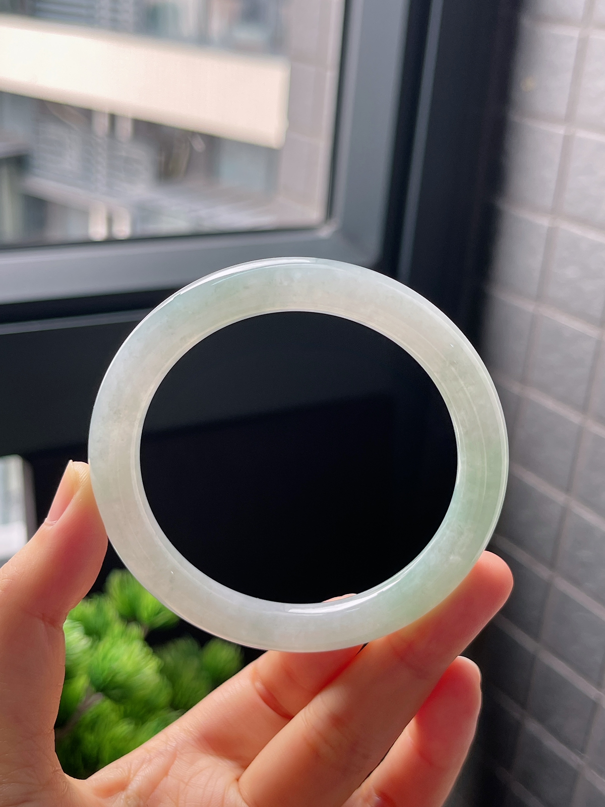 圈口56，冰糯种淡绿色翡翠圆条手镯