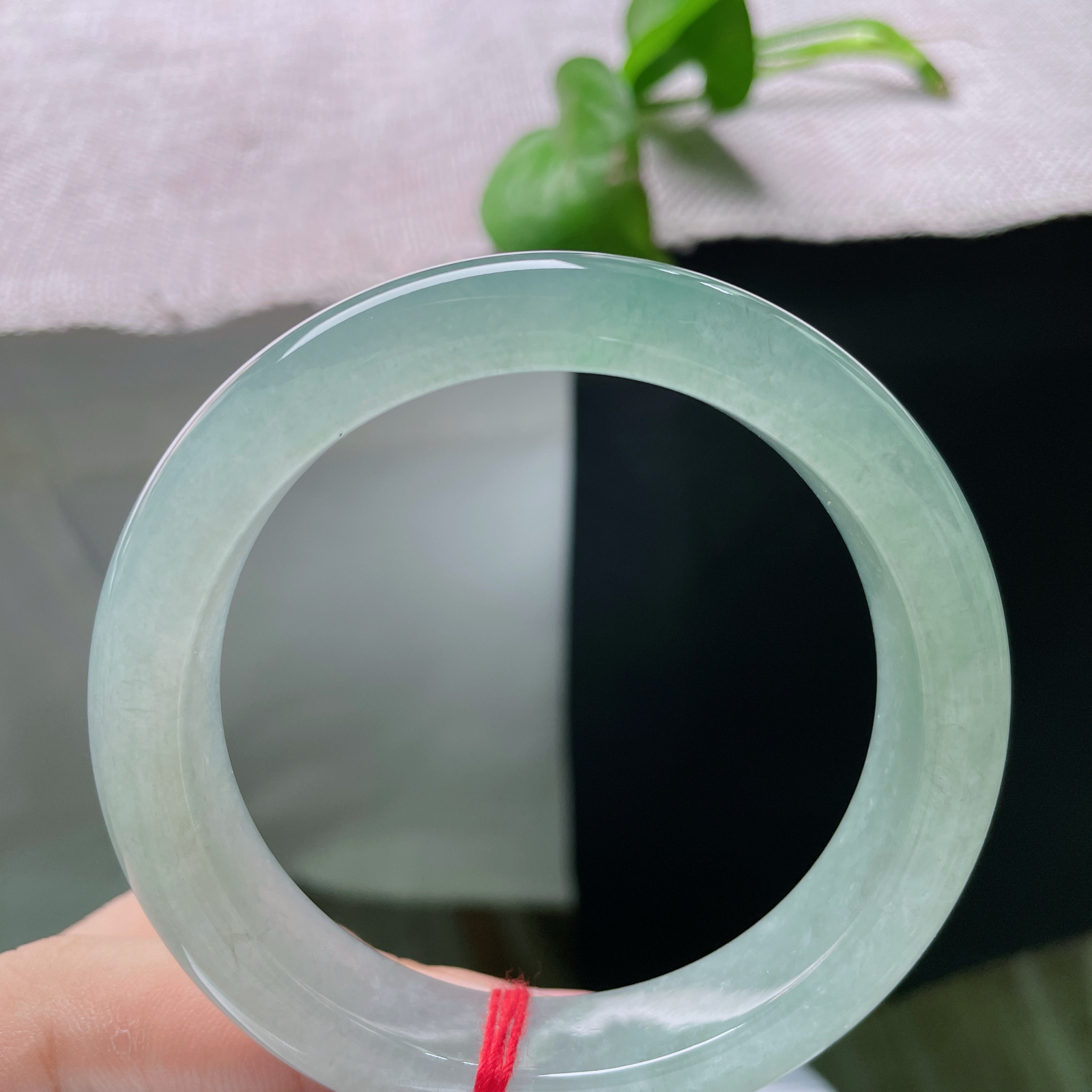 冰种正圈，，玉身由浅缓缓过渡至温润湖绿色，色泽过渡自然柔和，清润如水的质感衬得人温婉雅致，品质上乘，稀有珍品，完美。！ss52924a