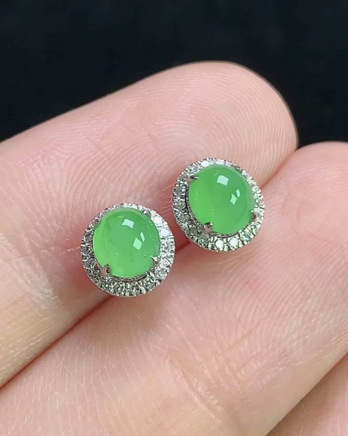 18k金镶满绿蛋面耳钉，裸石尺寸5.0-4.6-2.0mm