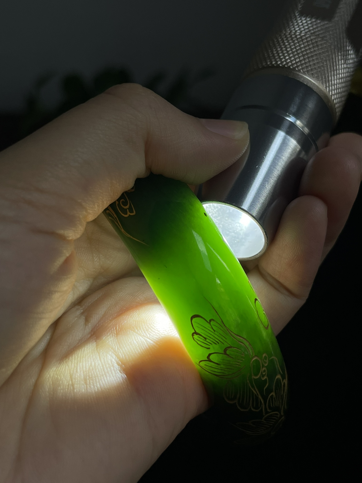 正圈60.3圈口，和田玉（碧玉）手镯，表面颜色为人工绘制