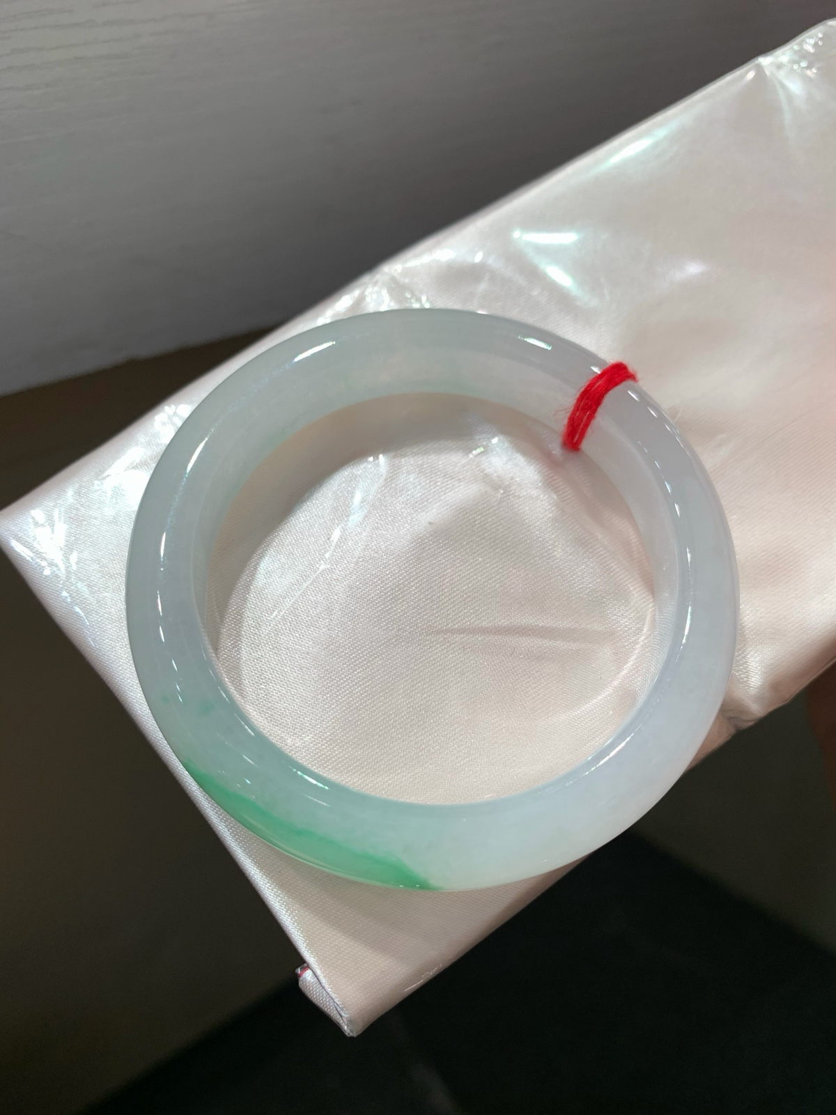 尺寸52.6/11.9/7.9，飘绿花手镯
种好水润