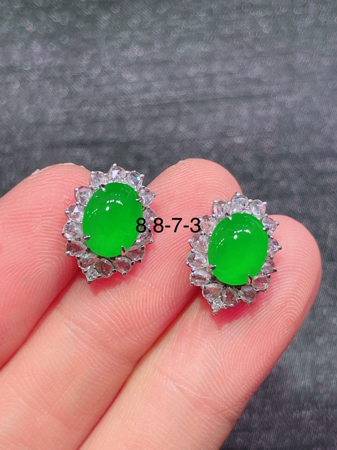 ️冰种绿蛋面耳钉，晶莹剔透，新颖时尚，无裂，8.8-7-3