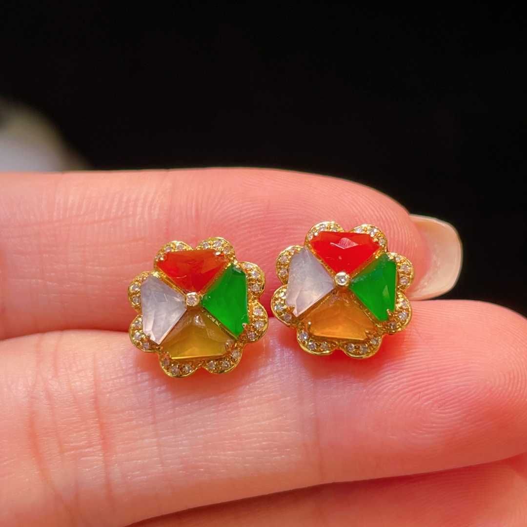 ️翡翠A货 四叶草耳环 耳钉阳绿满色，料子冰润细腻，种老起光，18k金镶真钻，上身佩戴效果很好尺寸如图，11.3-11.4-4.2