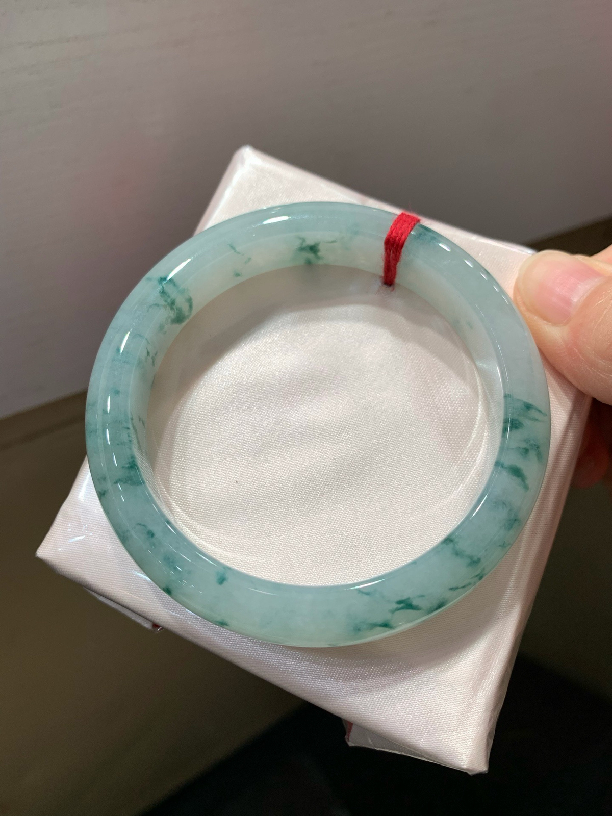 尺寸58.4/12.1/8.4，冰飘花手镯
水润细腻 种老