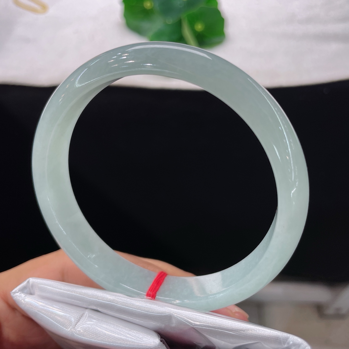 圈口61/12.4/7，晴底正圈，60/61可戴，玉质细腻水润，通体均匀浅晴水淡青底色，无裂