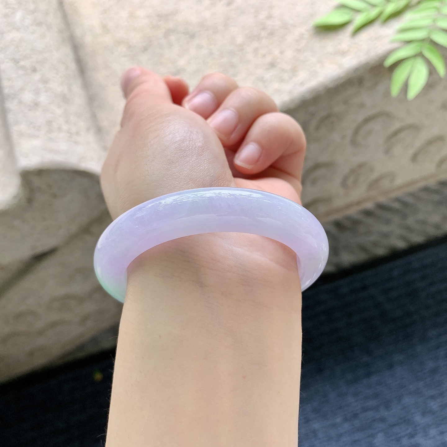 正圈49 50【圈口】50.4/10.8/8.7【编码】T1071162【描述】春彩，水润，种老，细腻，打灯有纹线