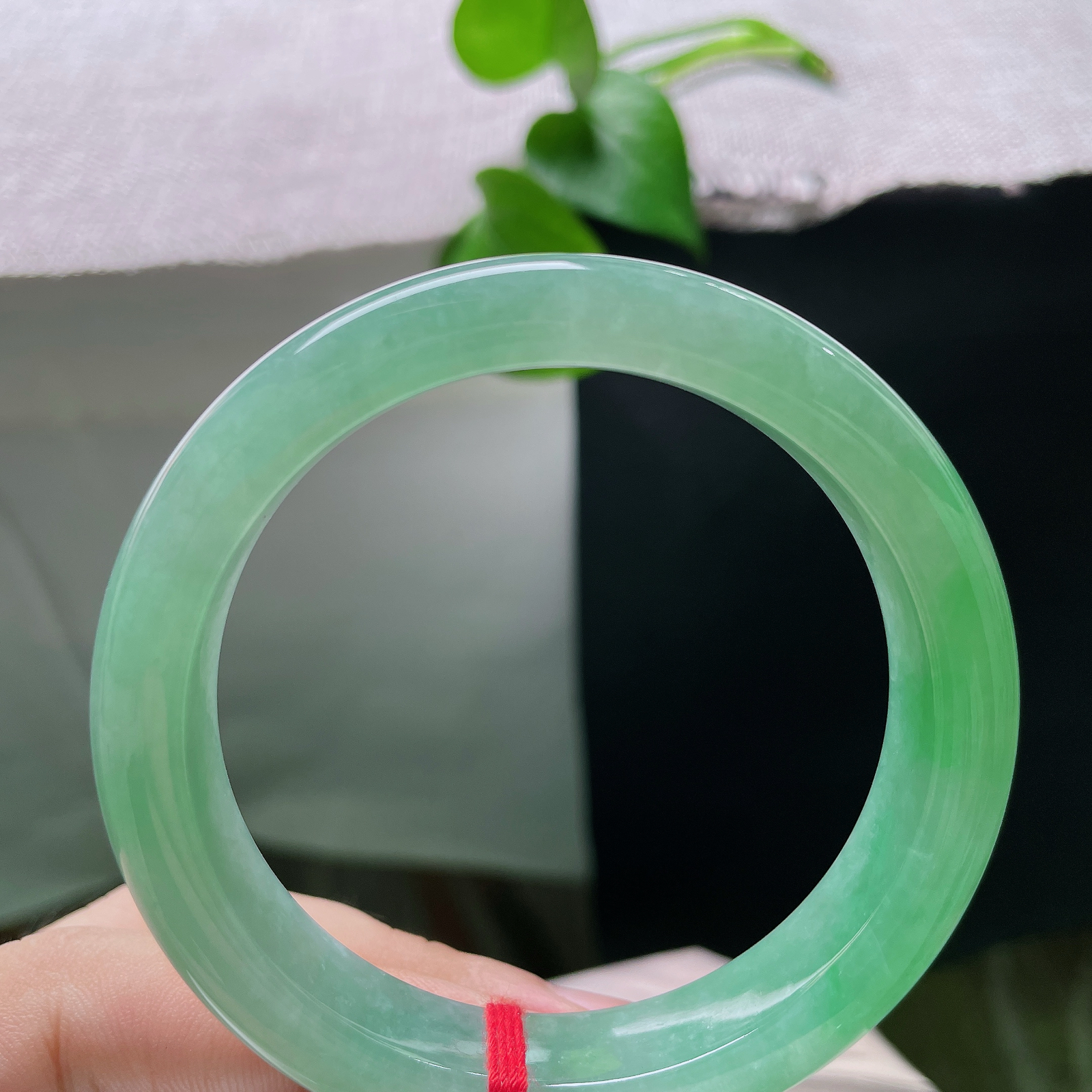 56/11.9/8.7，绿底正圈，完美，冰透晴水玉镯，色泽清浅柔和，上手自带沁心凉意。ss55831