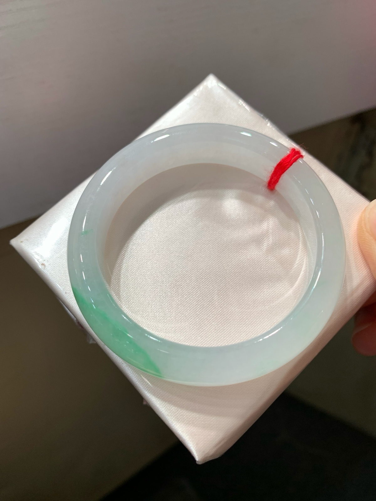 尺寸52.6/11.9/7.9，飘绿花手镯
种好水润