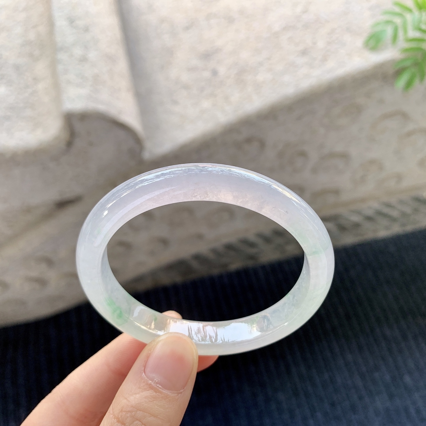 贵妃 51 圈口 53.8/47.2/10.5/7 编码 DW062410 描述 糯冰春彩，水润，种老，细腻，打灯有棉线