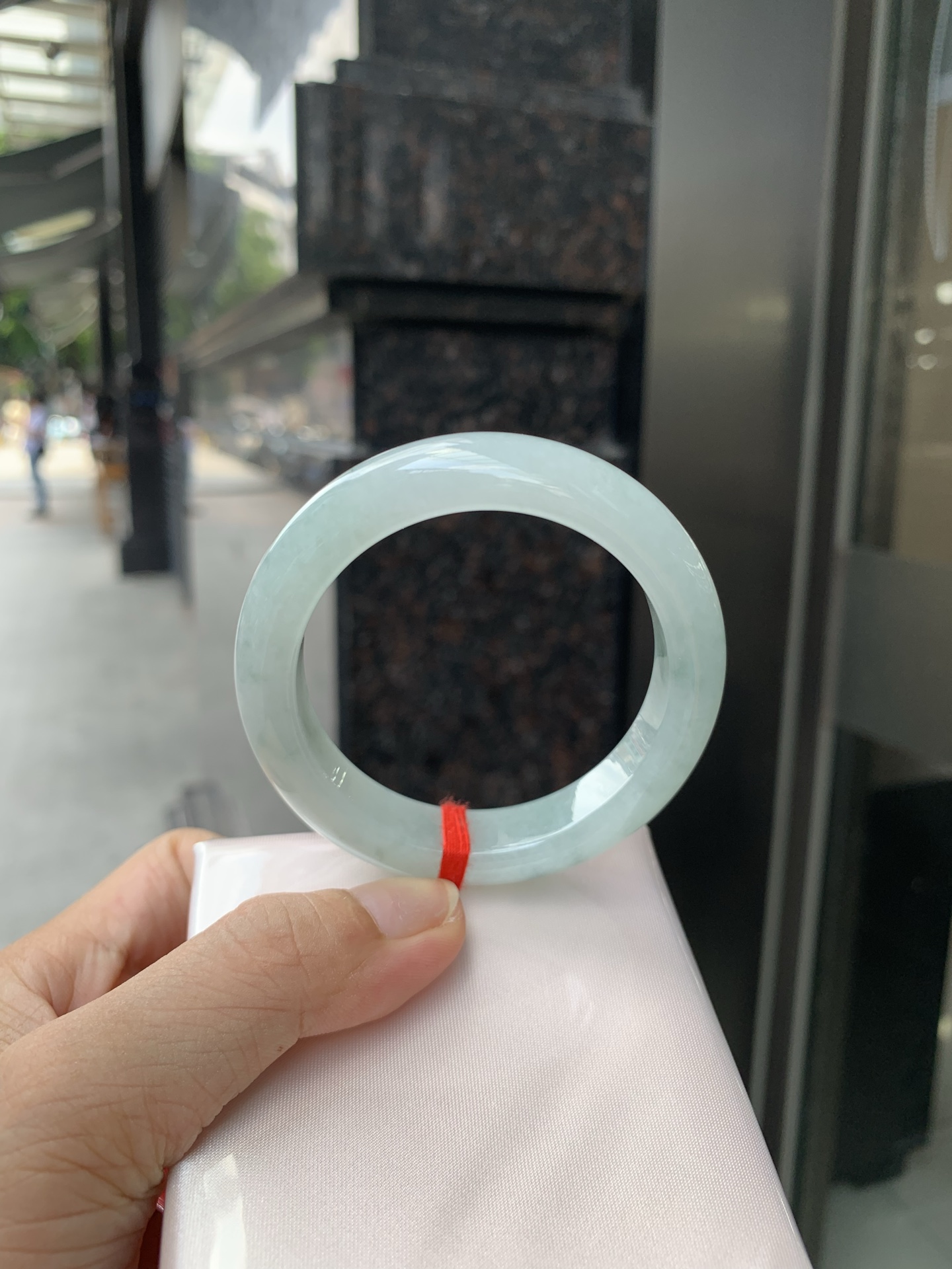 飘花正圈 0713-N1206-1 底子细腻，满圈小碎花洒落镯身，上手俏皮可爱。