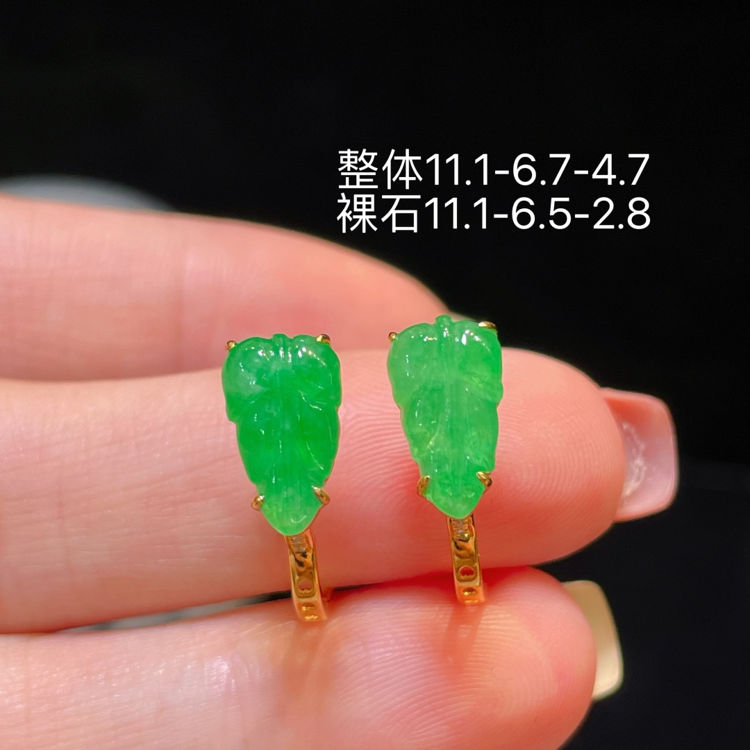 ️翡翠A货 叶子耳环 耳包 阳绿满色，料子冰润细腻，种老起光，18k金镶真钻，上身佩戴效果很好 