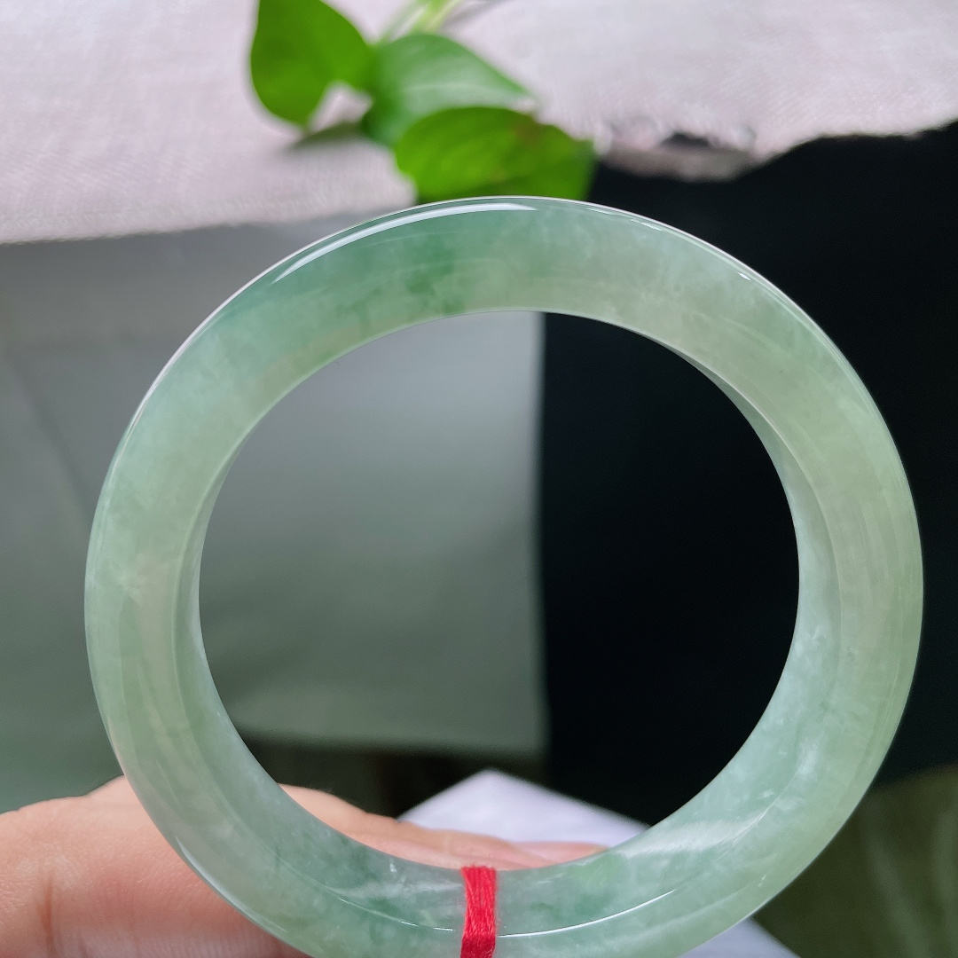 54/10.8/8.3，绿底飘花正圈，晶体感，通透水光氤氲，飘翠如烟似雾，自带清润悠然的山野诗意。ss55855a