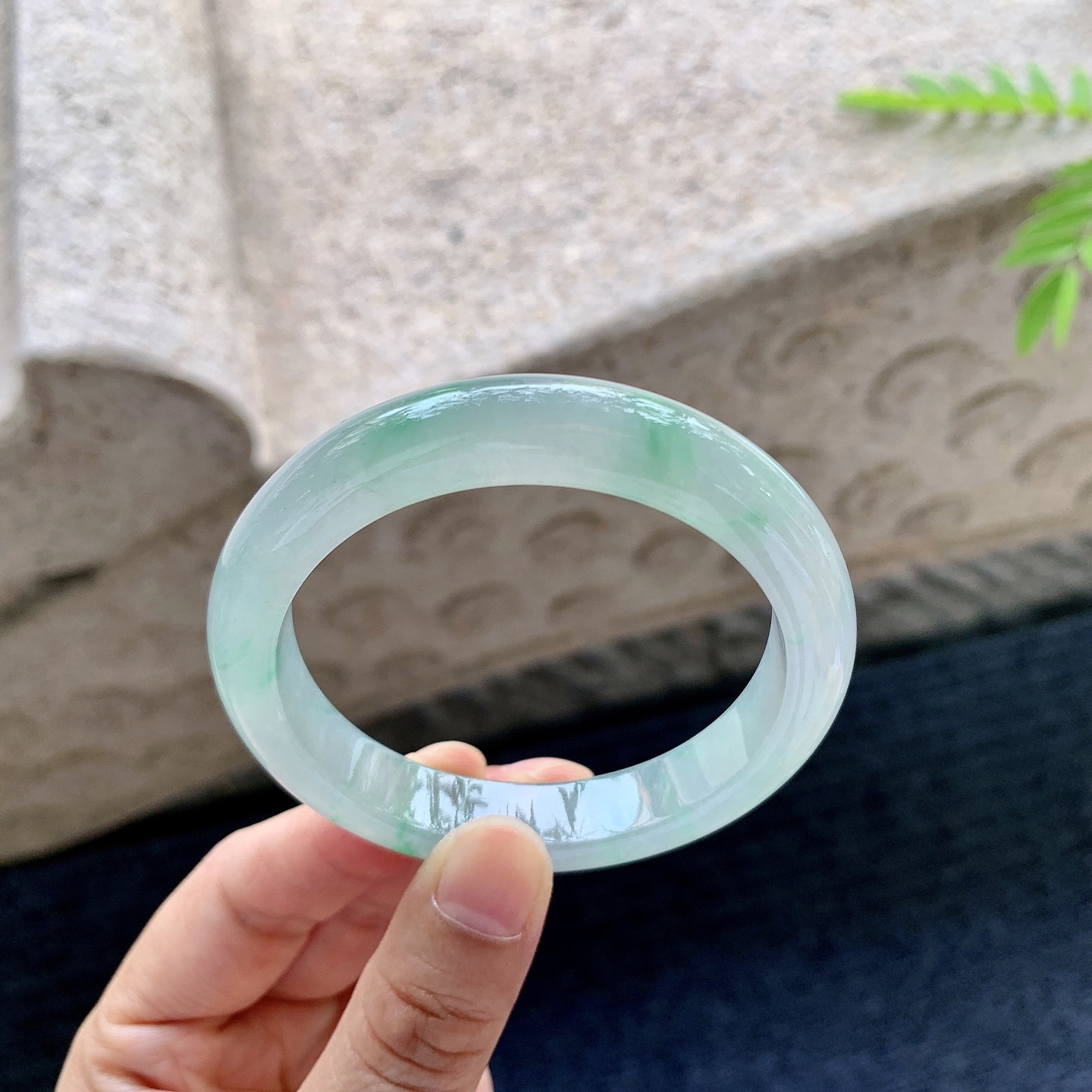 正圈 圈口52.8/10.7/7.8 编码D6071310 描述糯冰飘绿，水润，种老，细腻，打灯有棉线