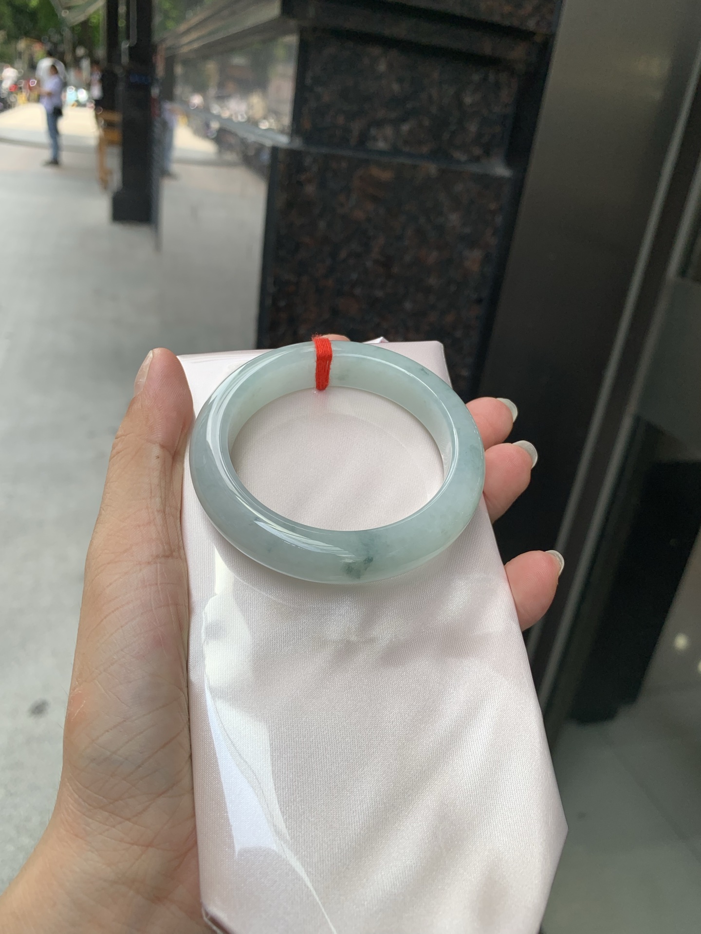 飘花正圈 0713-N1206-1 底子细腻，满圈小碎花洒落镯身，上手俏皮可爱。