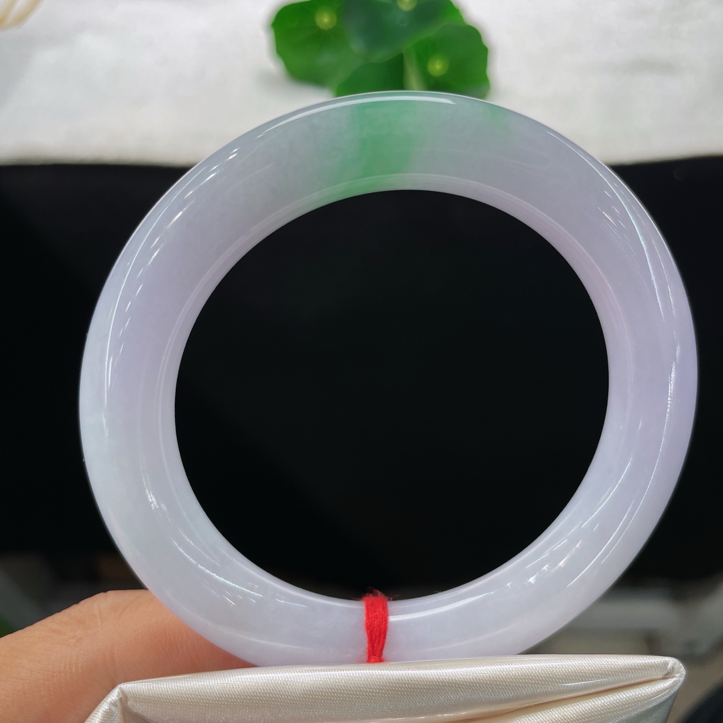 圈口57/11.2，冰糯春带彩圆条，58/59可戴，烟紫凝清玉，翠色落镯间，无裂