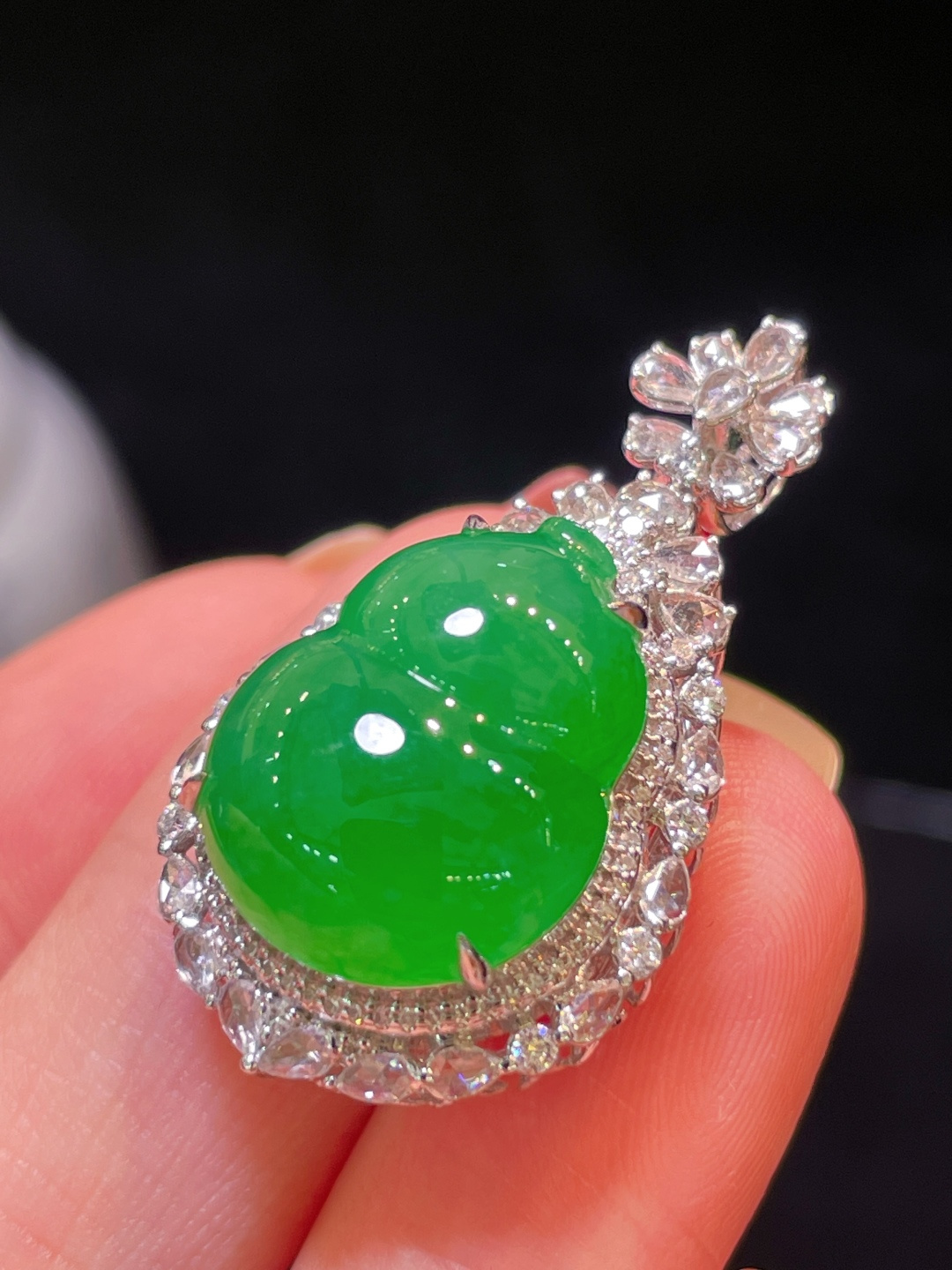 ️翡翠A货 葫芦吊坠 阳绿满色，料子冰润细腻，种老起光，18k金镶真钻，上身佩戴效果很好 尺寸如图，33.5-18.7-13.3