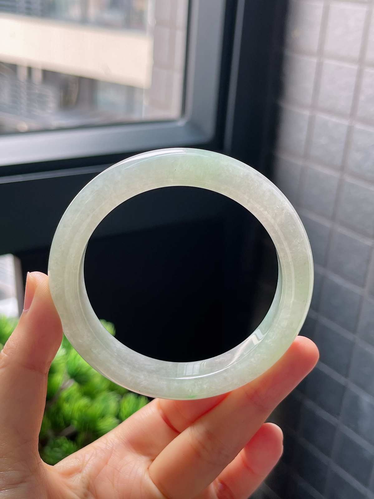 圈口57.8，冰糯种浅绿色翡翠正圈手镯