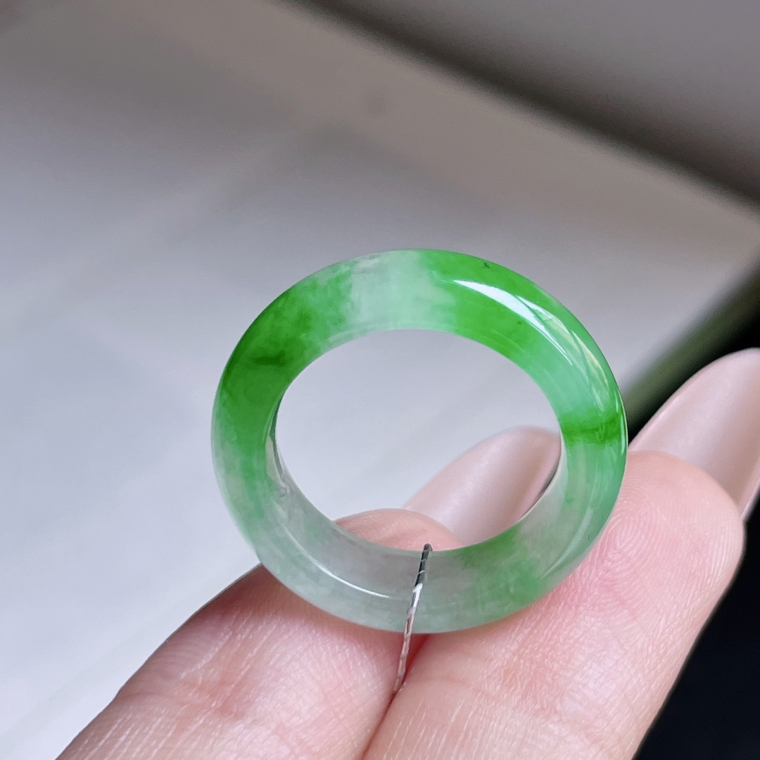 ️ 飘绿戒圈 花色灵动 种老水润 尺寸 23.2/6/3.8 圈口 11