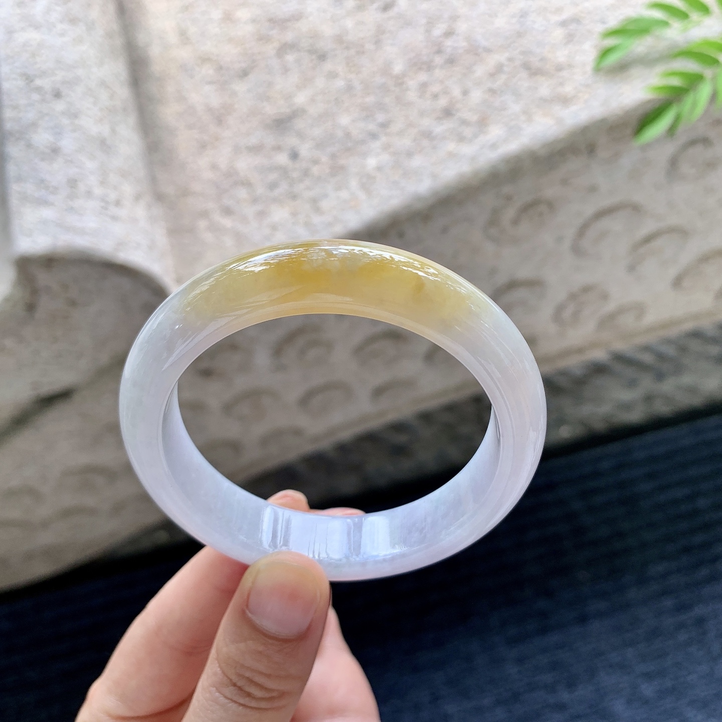 正圈53 54【圈口】54.8/13.2/8.2【编码】Y011-1【描述】飘黄翡，水润，种老，细腻，无裂