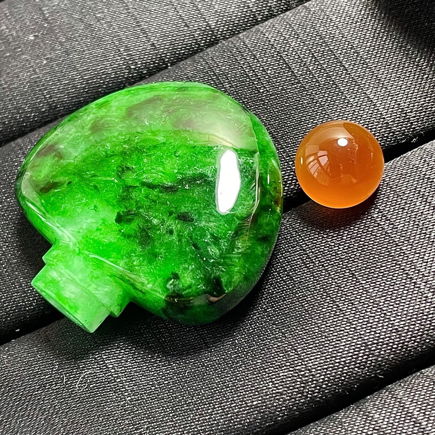️阳绿鼻烟壶，色辣，饱满水润，无裂，裸石尺寸36.6/39/42.2编码0708好数字