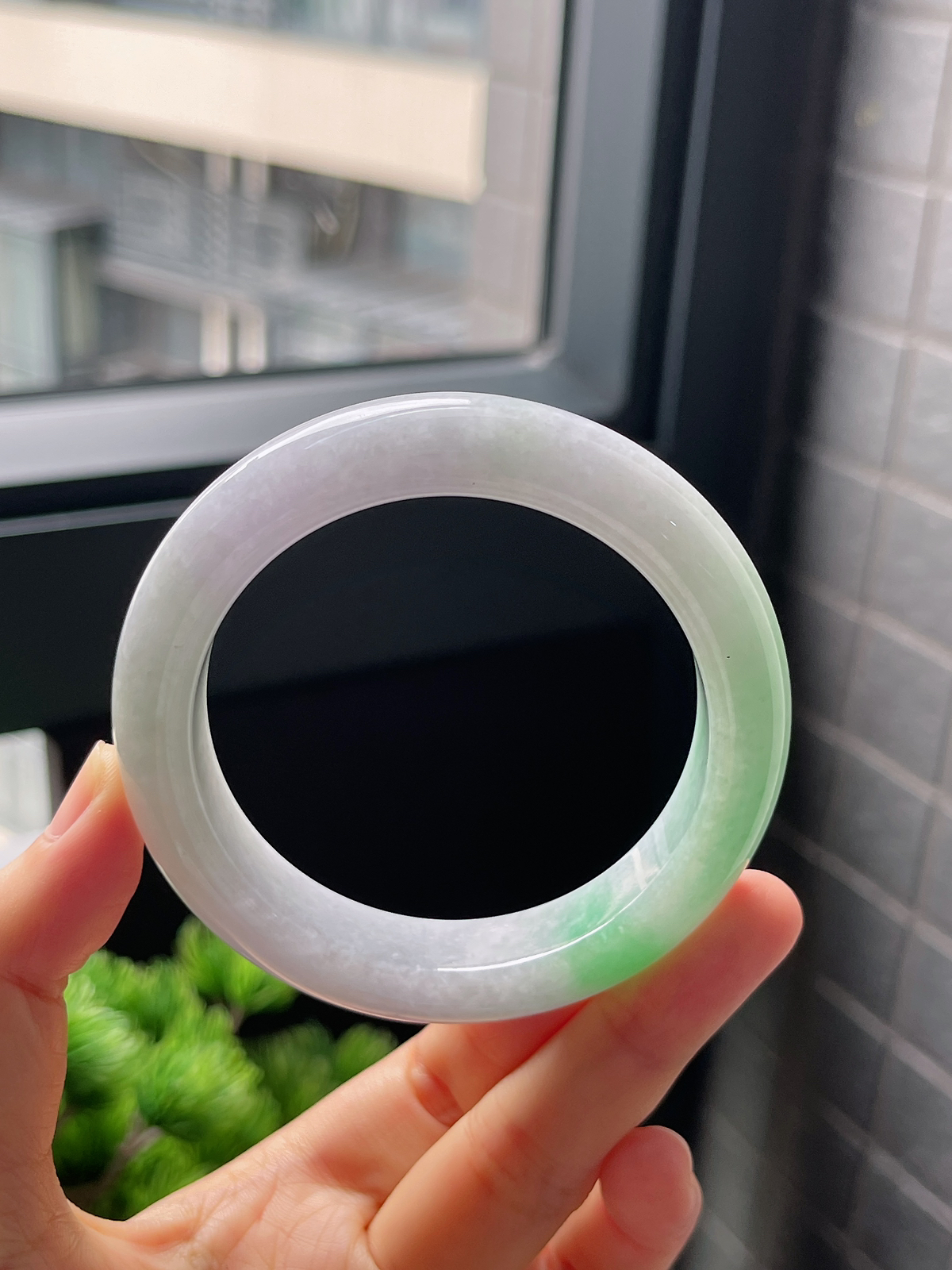 圈口55.2，糯化种飘花飘绿翡翠正圈手镯