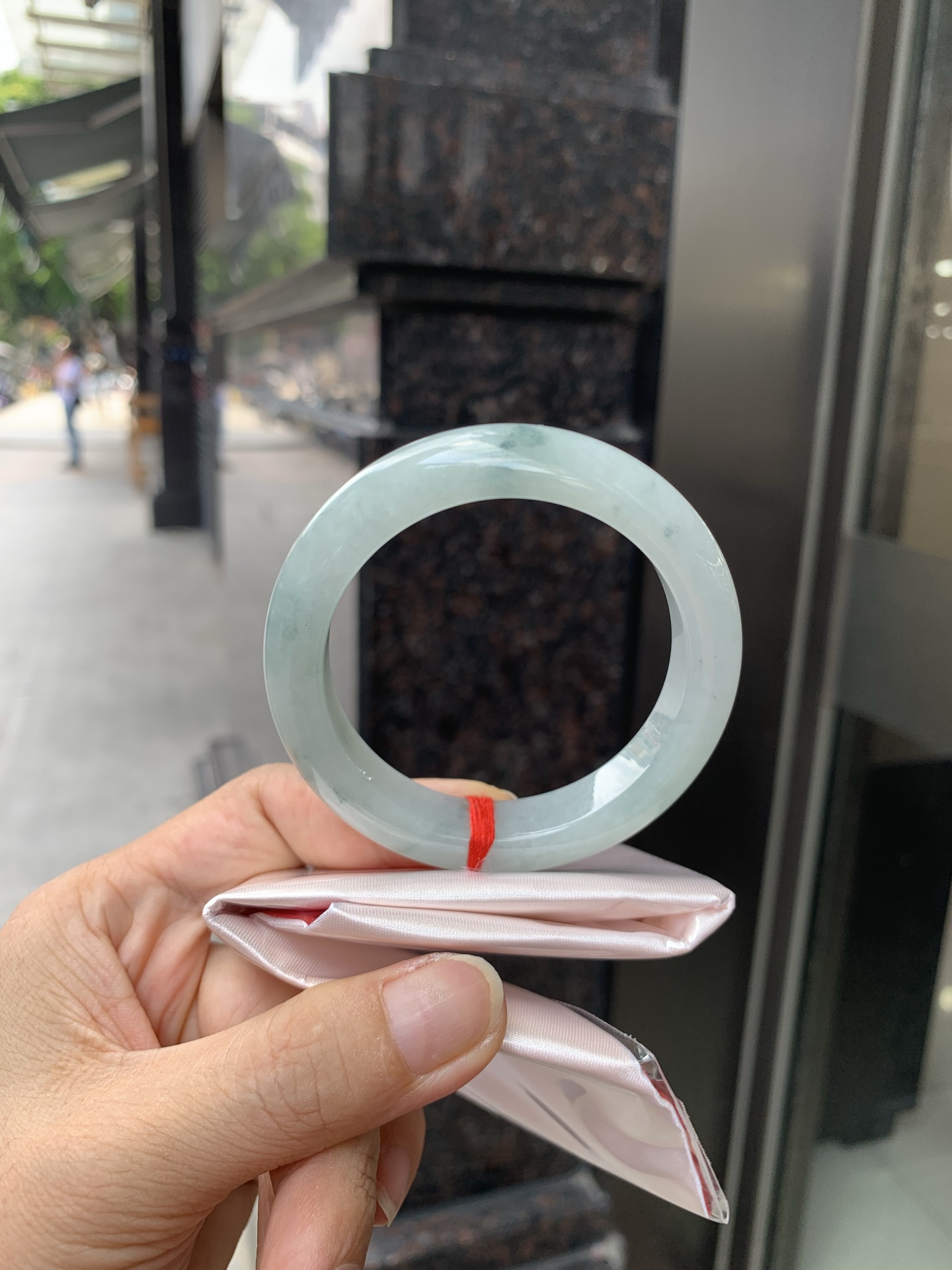 飘花正圈 0713-N1206-1 底子细腻，满圈小碎花洒落镯身，上手俏皮可爱。