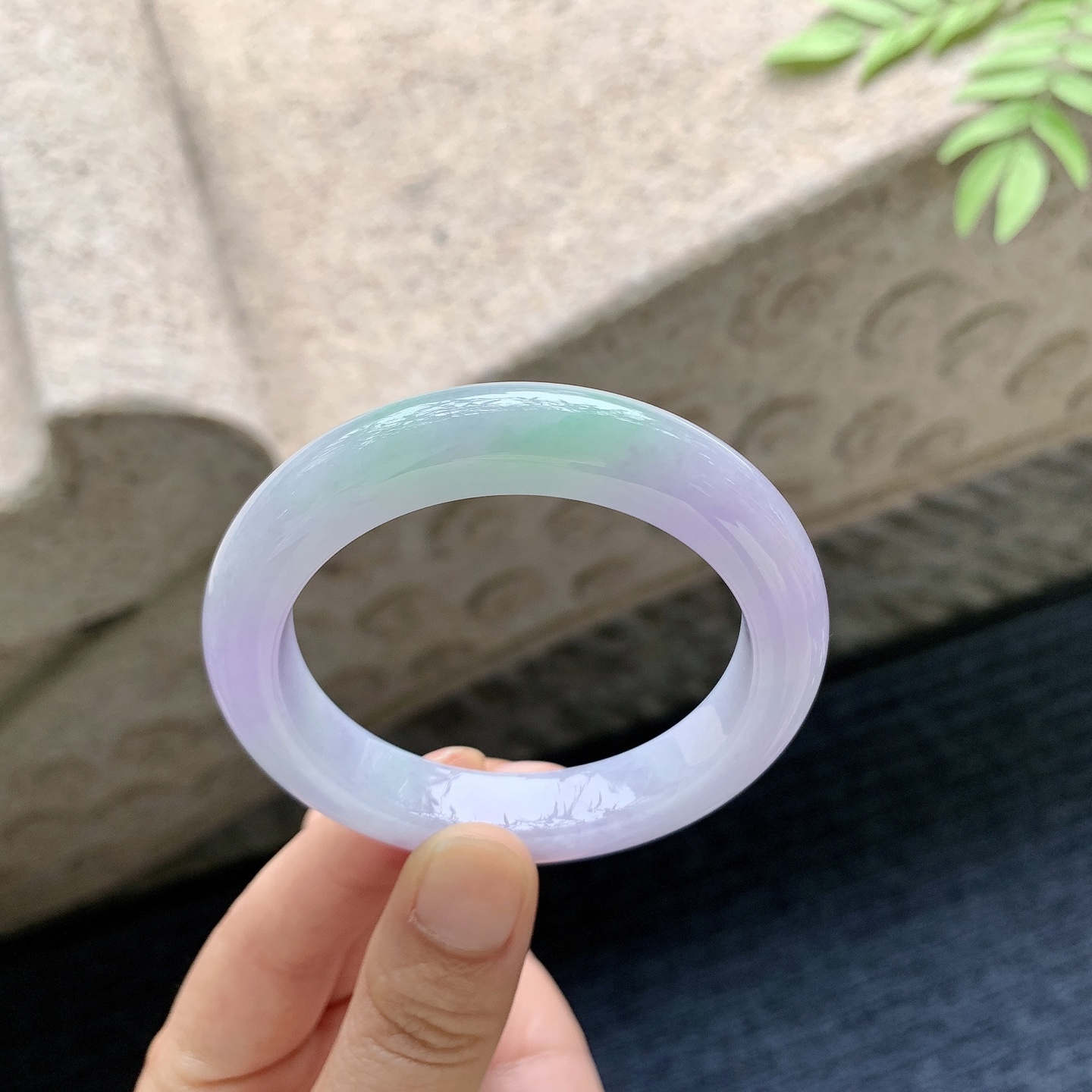 正圈49 50【圈口】50.4/10.8/8.7【编码】T1071162【描述】春彩，水润，种老，细腻，打灯有纹线