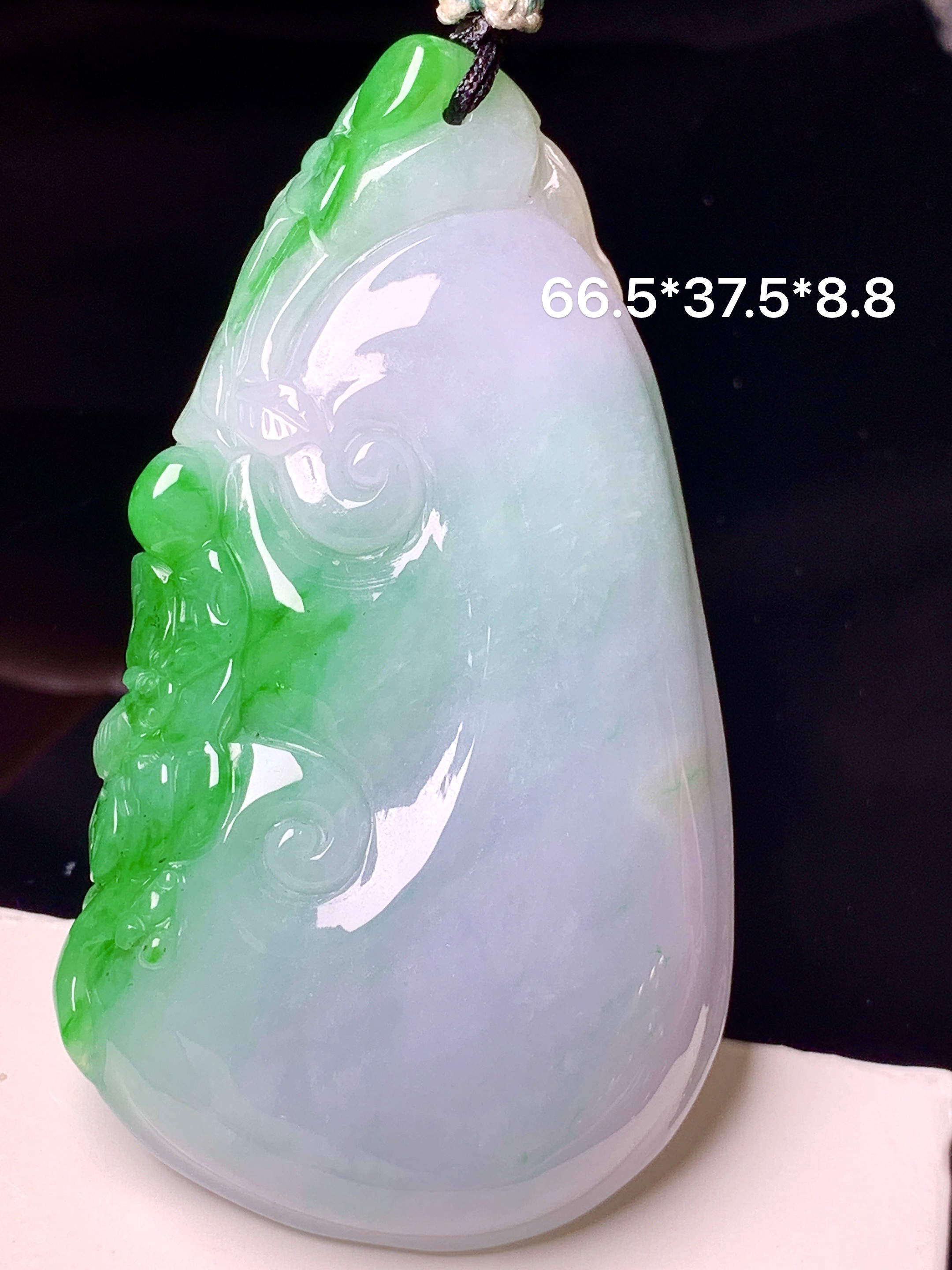 飘绿如意吊坠 玉质细腻 色泽艳丽清新 整体尺寸66.5*37.5*8.8 a5