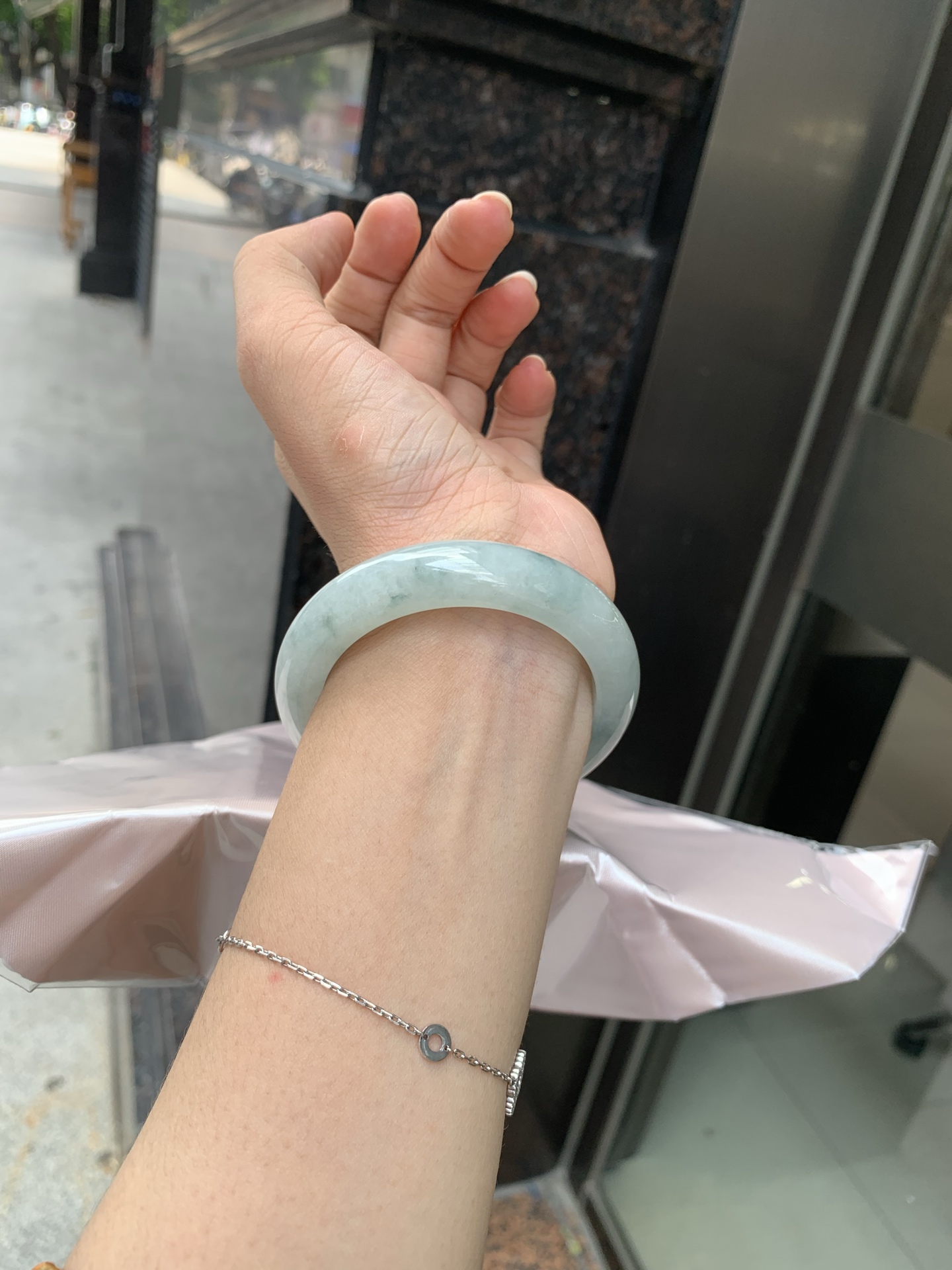 飘花正圈 0713-N1206-1 底子细腻，满圈小碎花洒落镯身，上手俏皮可爱。